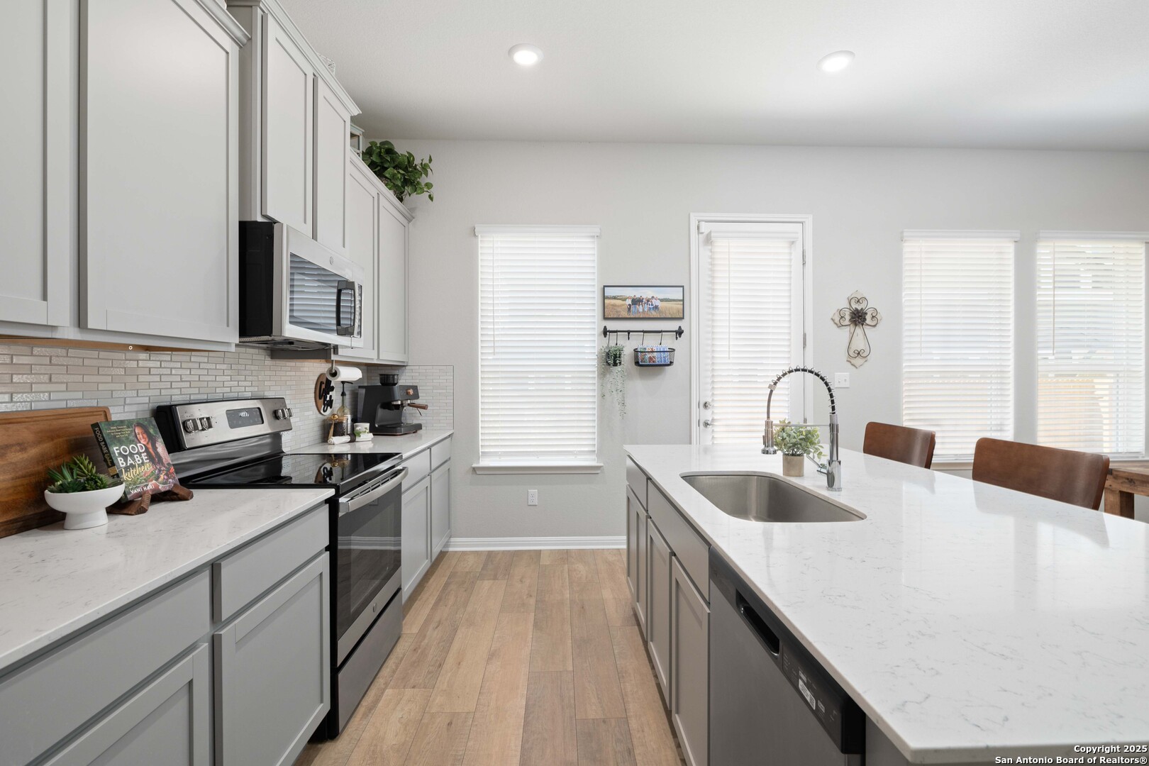 1020 Vista View 2301