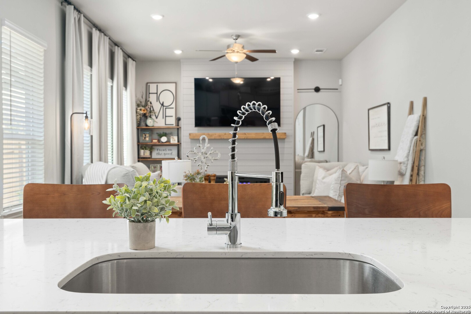 1020 Vista View 2301