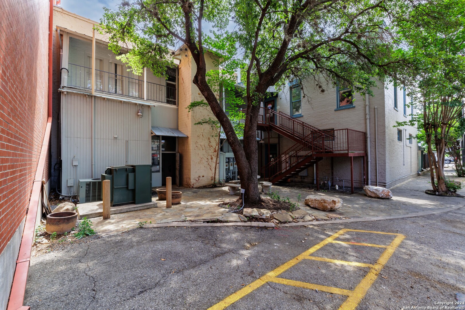 142 W San Antonio St