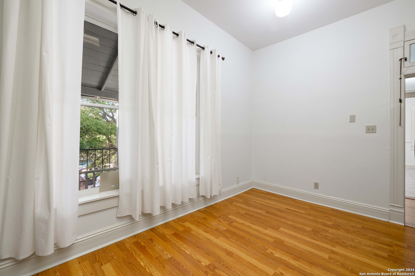 142 W San Antonio St