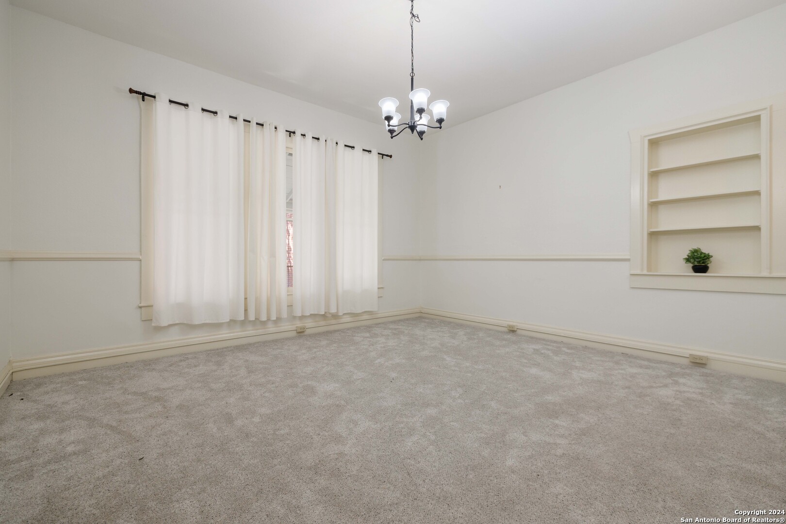 142 W San Antonio St