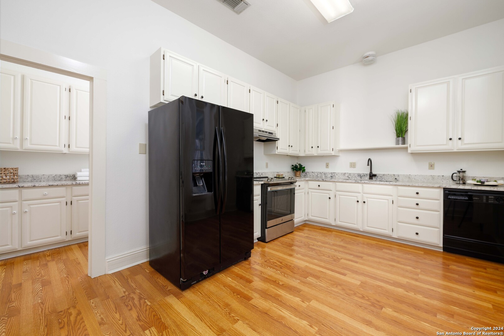 142 W San Antonio St