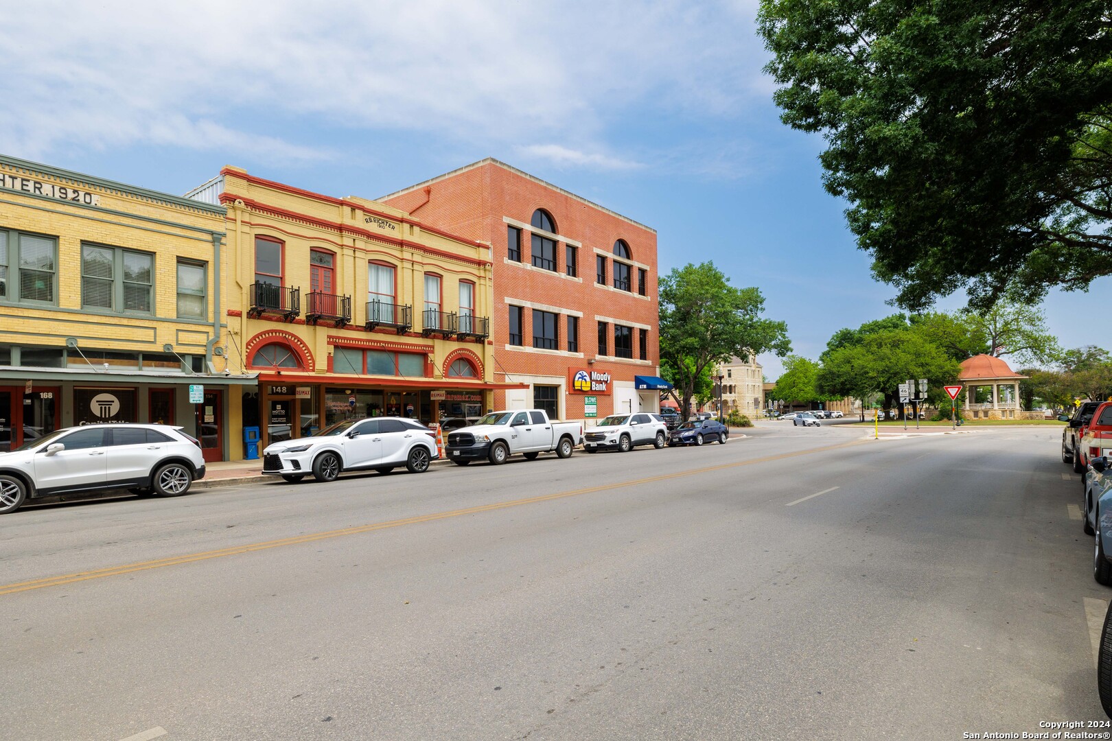 142 W San Antonio St