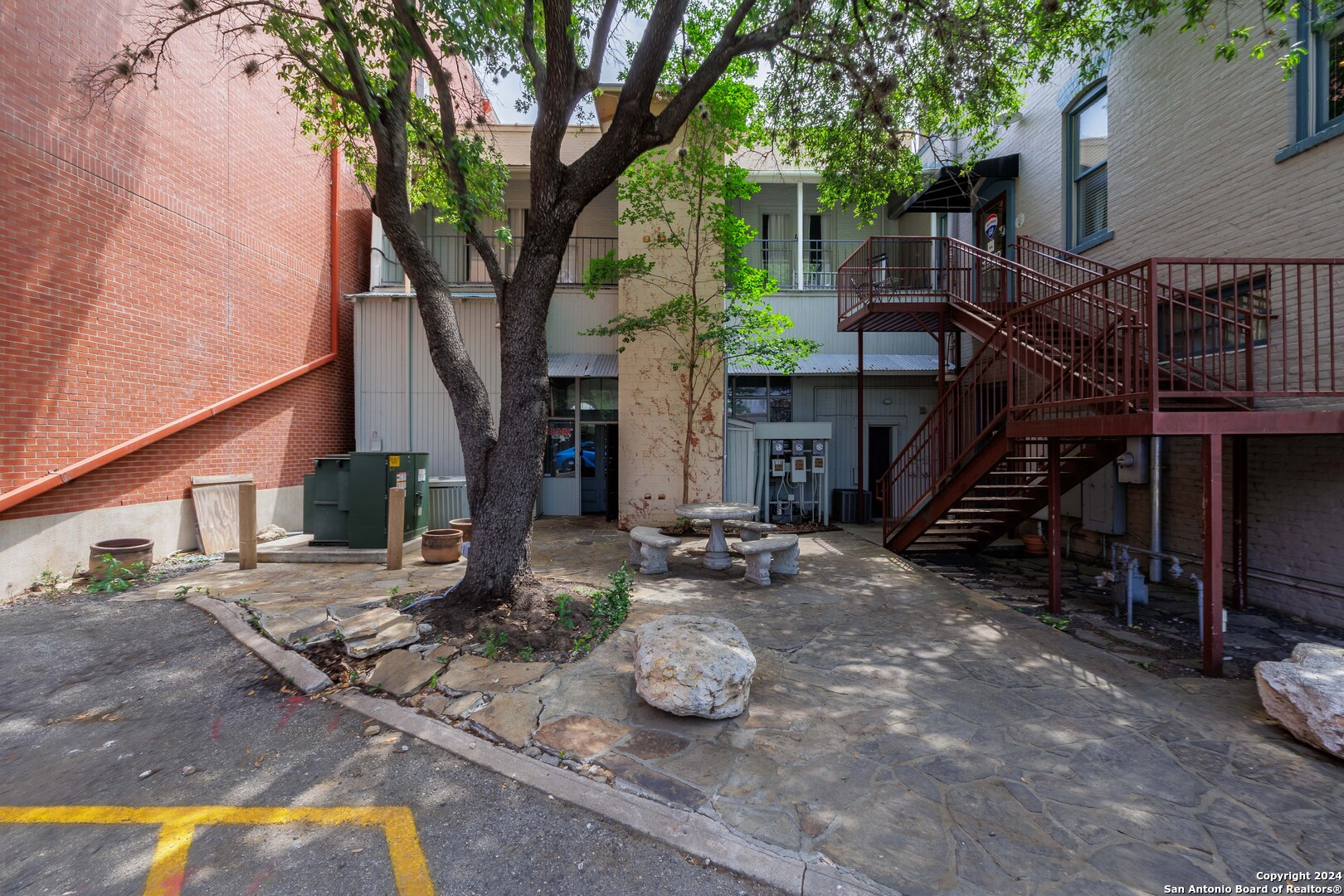 142 W San Antonio St