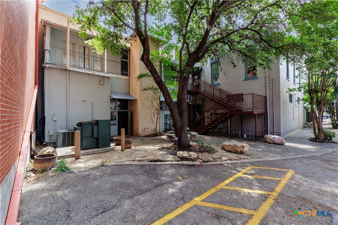142 W San Antonio