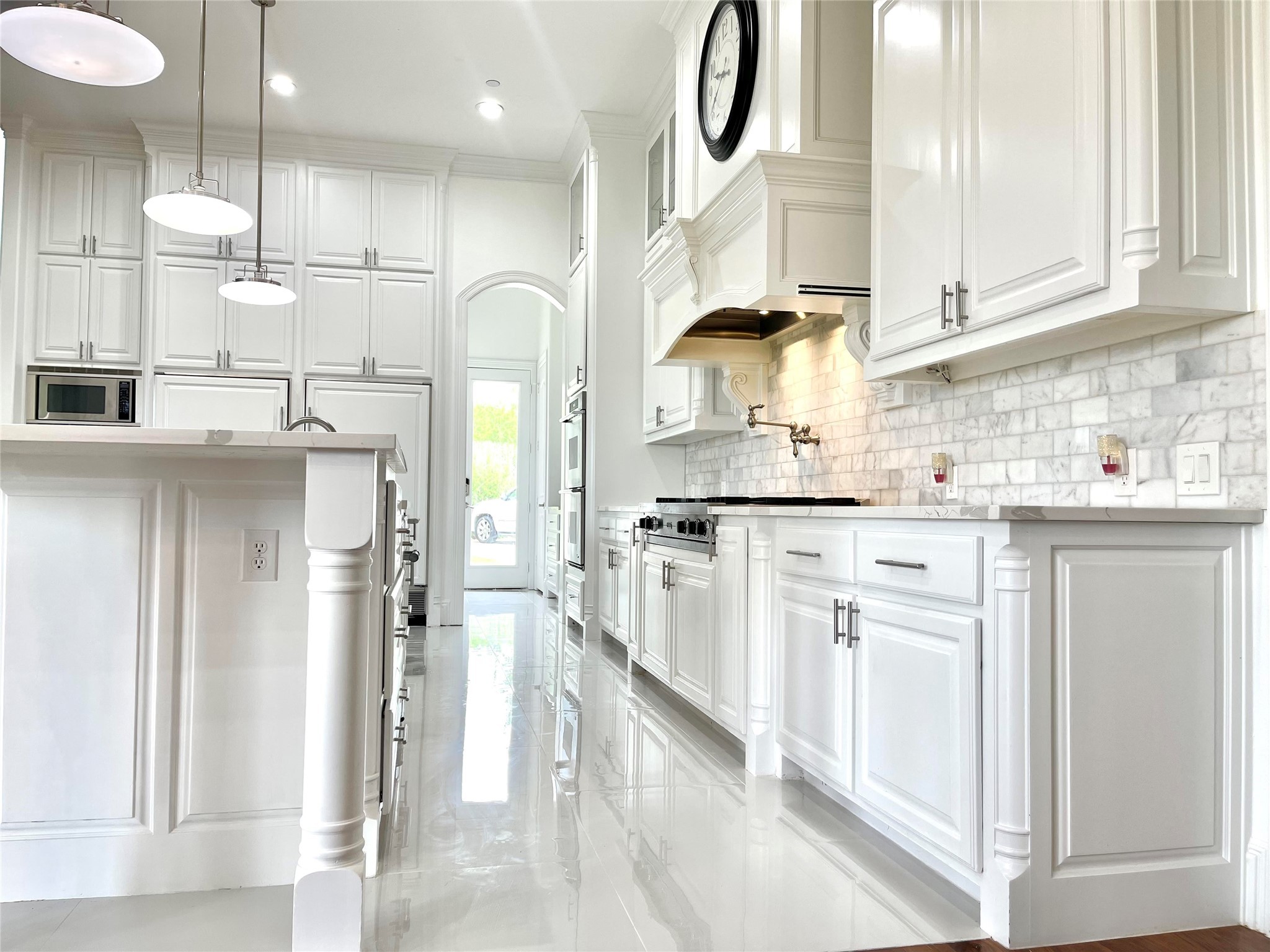 2561 Lakeview Court