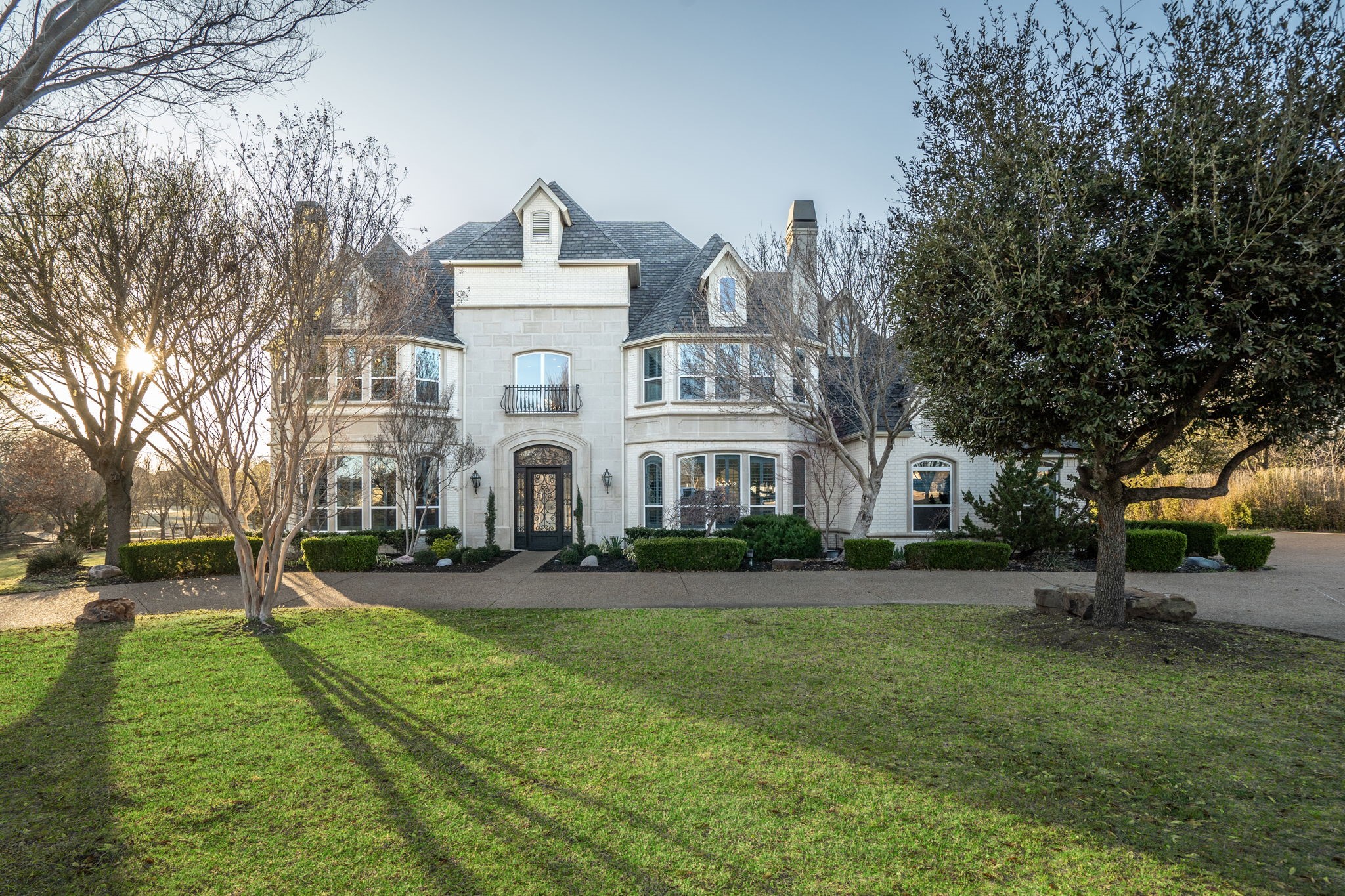 2561 Lakeview Court
