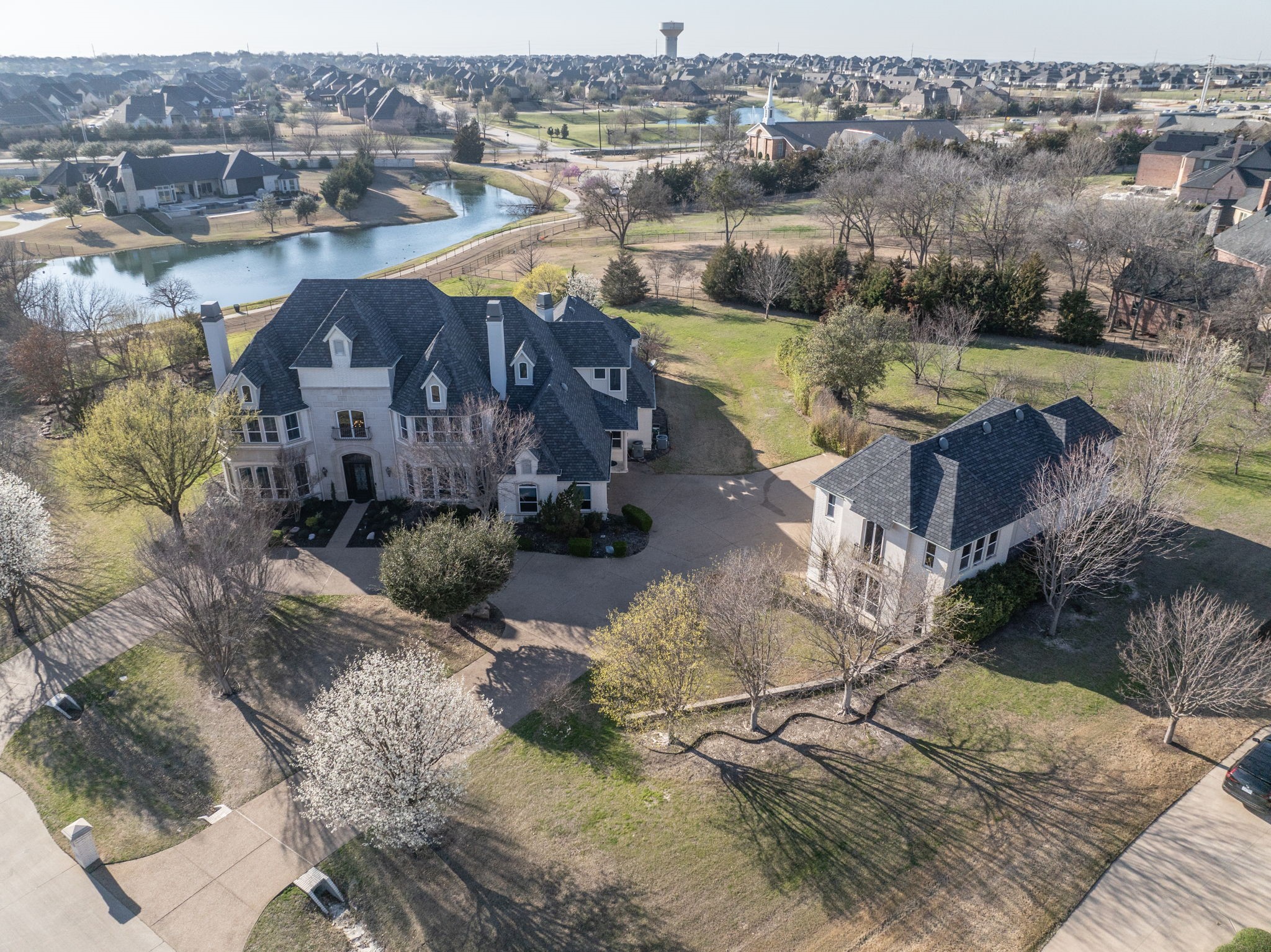 2561 Lakeview Court