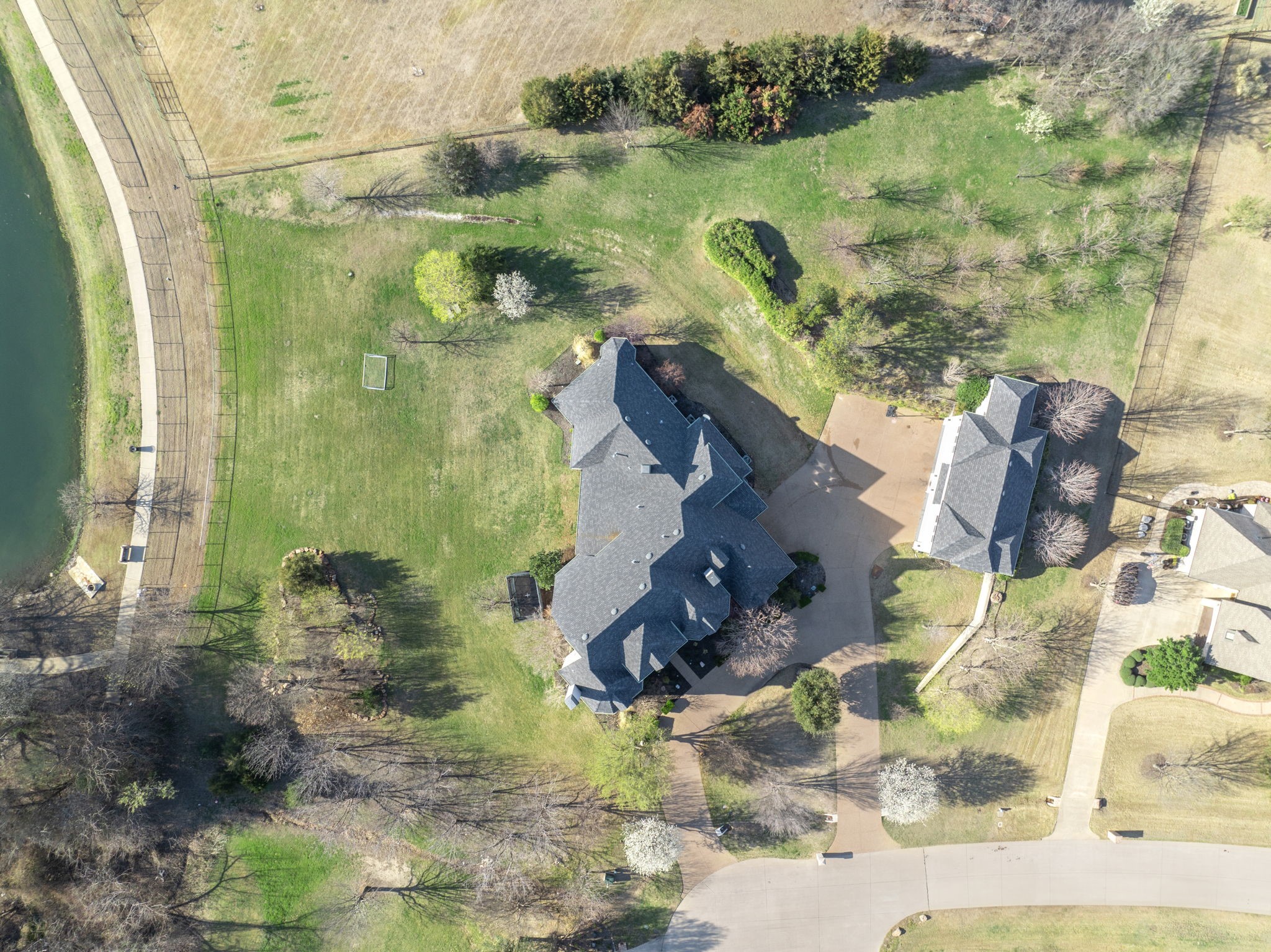 2561 Lakeview Court