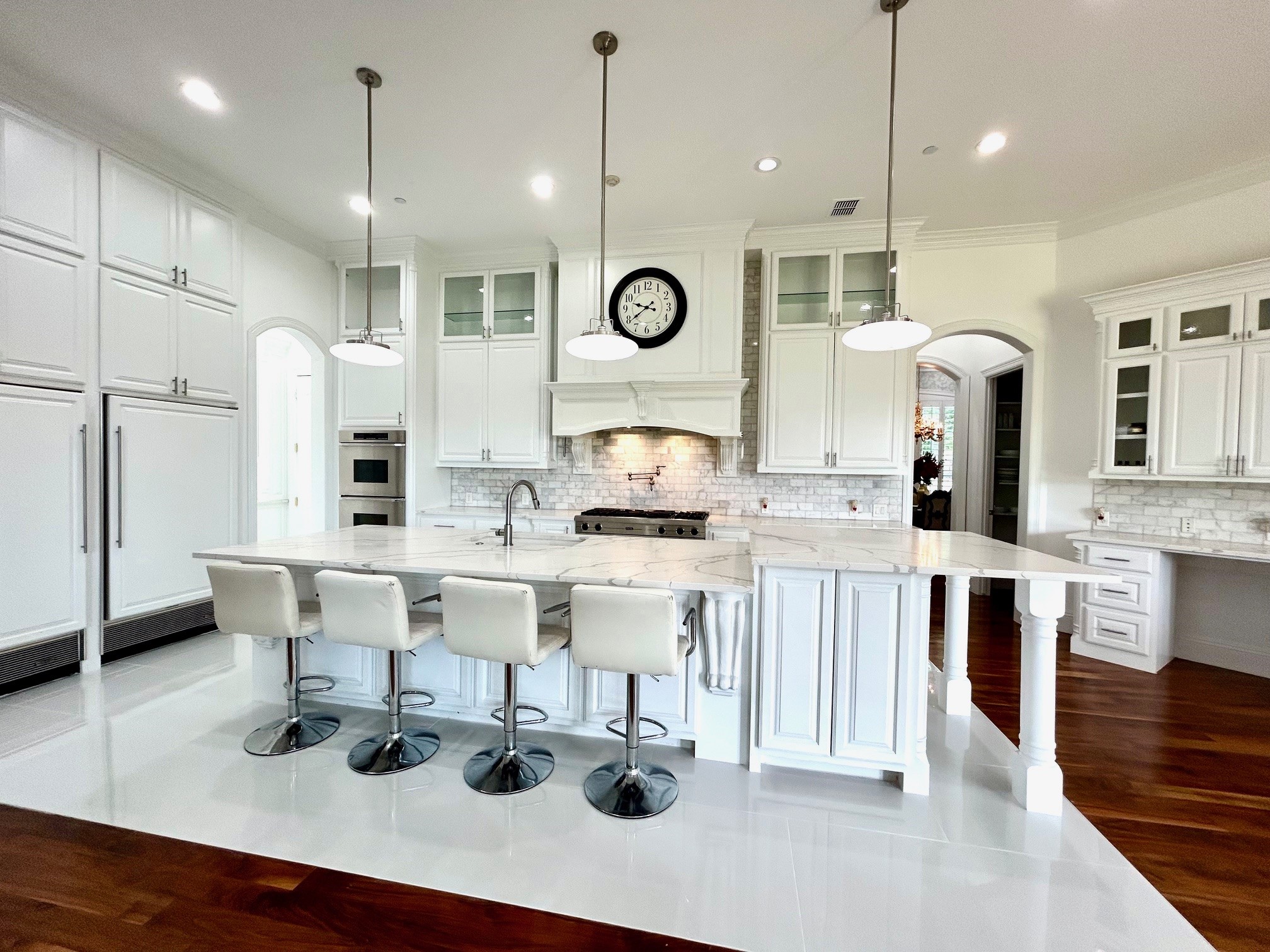 2561 Lakeview Court