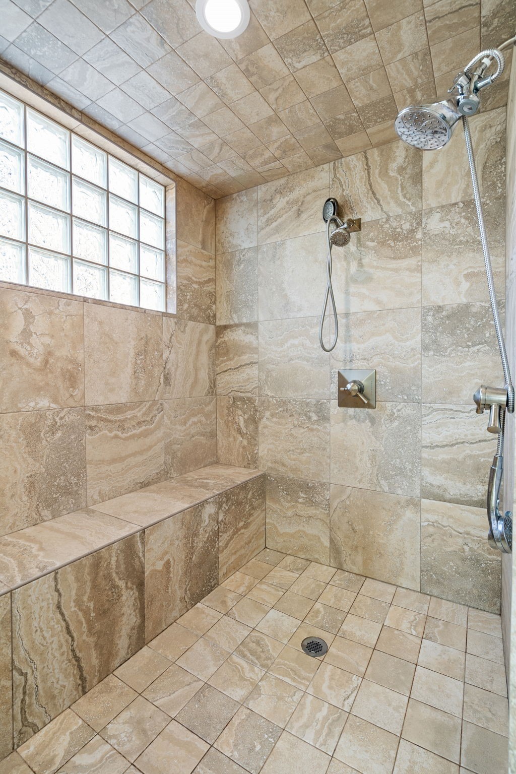 2561 Lakeview Court