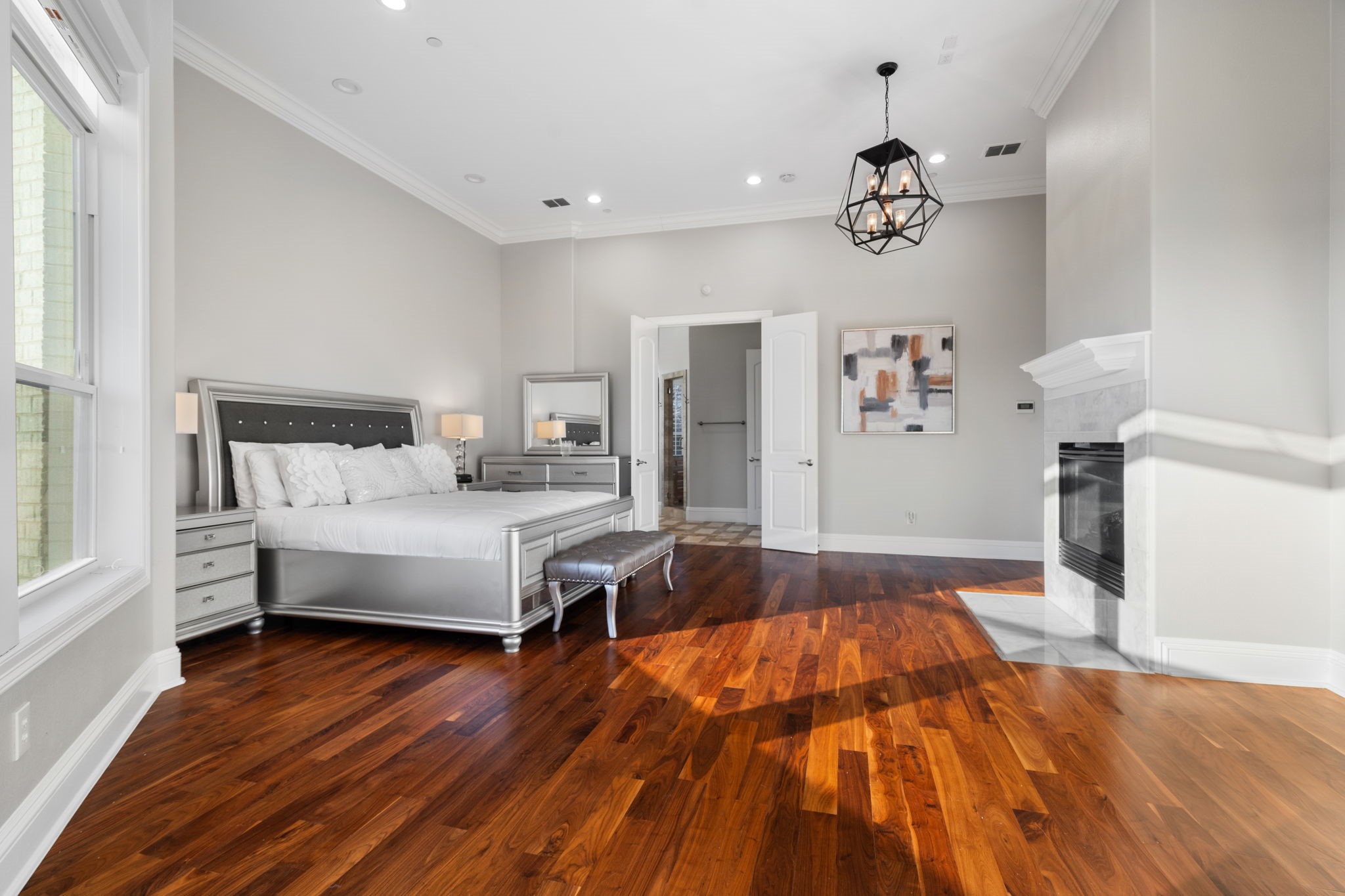 2561 Lakeview Court