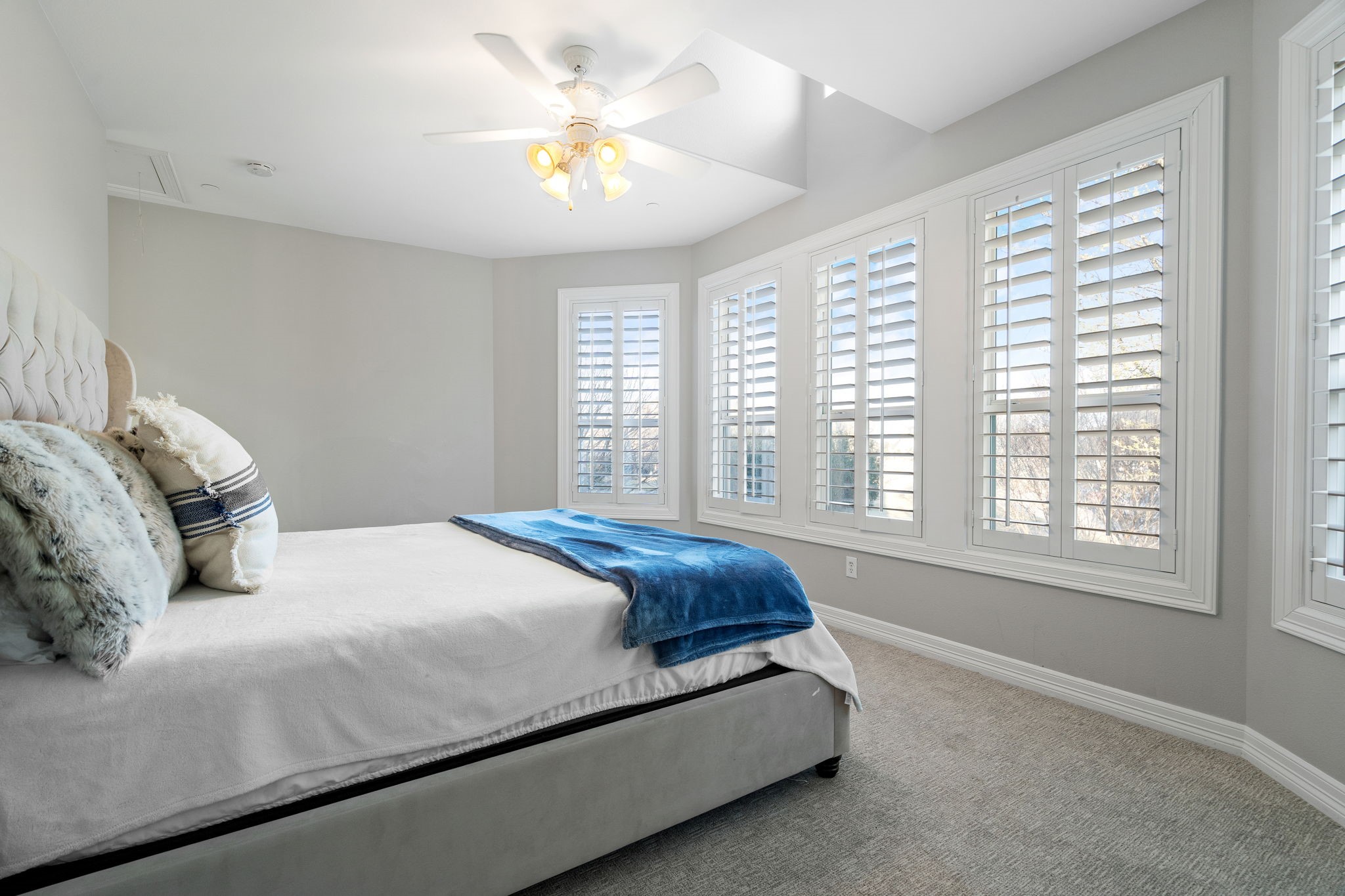 2561 Lakeview Court