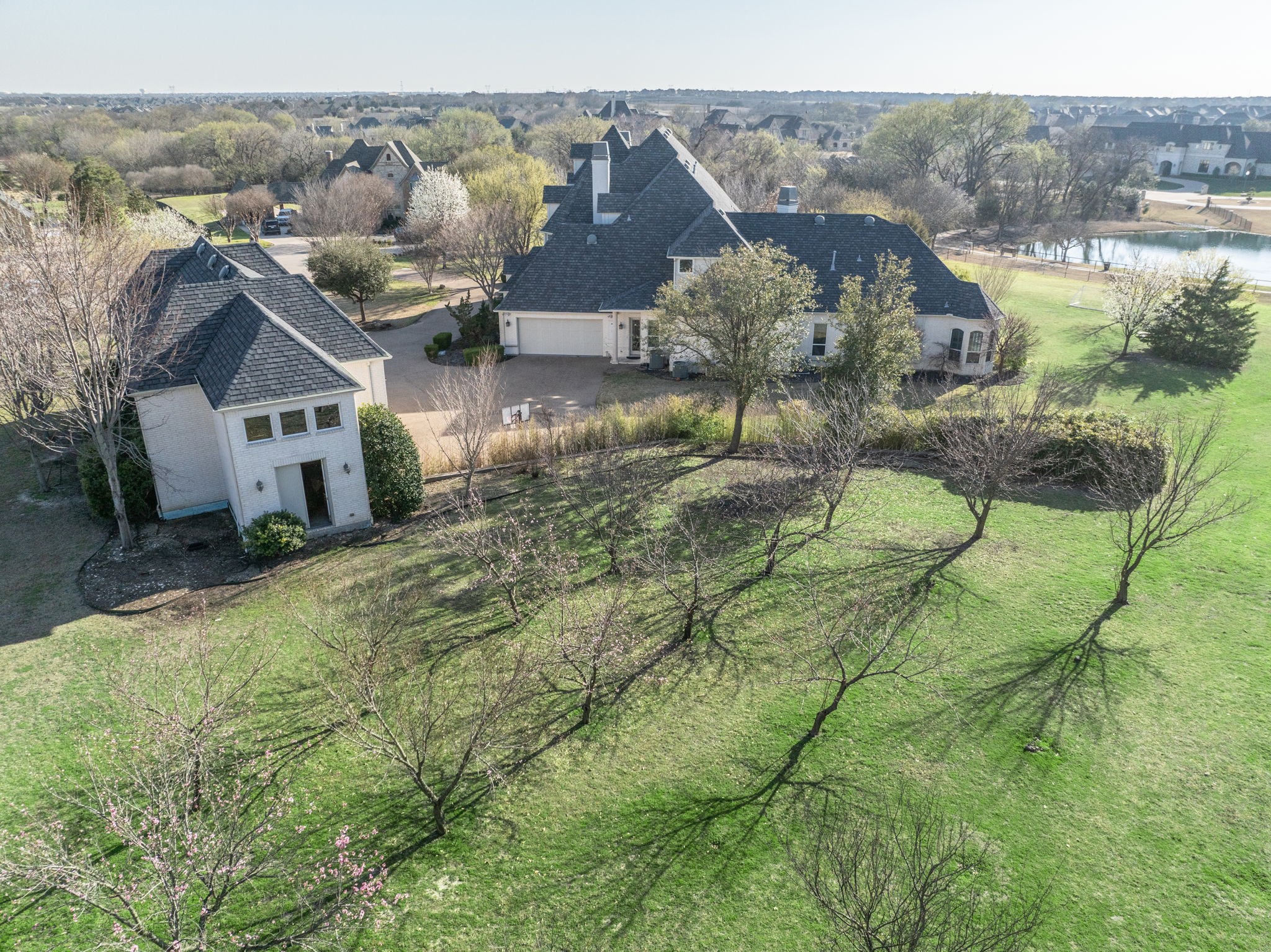 2561 Lakeview Court
