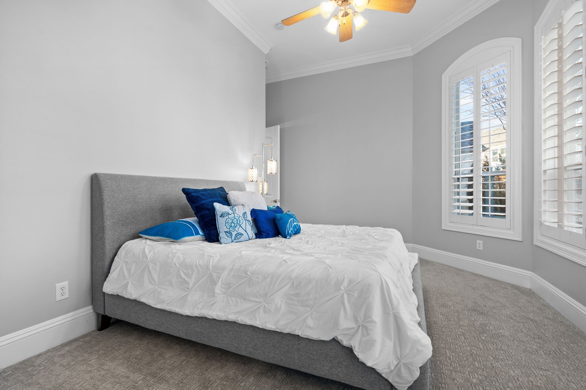2561 Lakeview Court