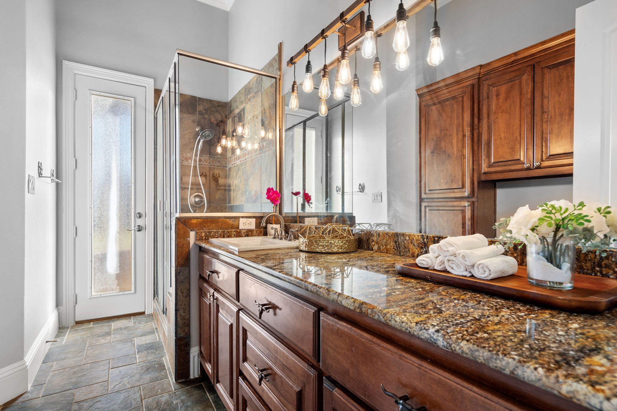 2561 Lakeview Court