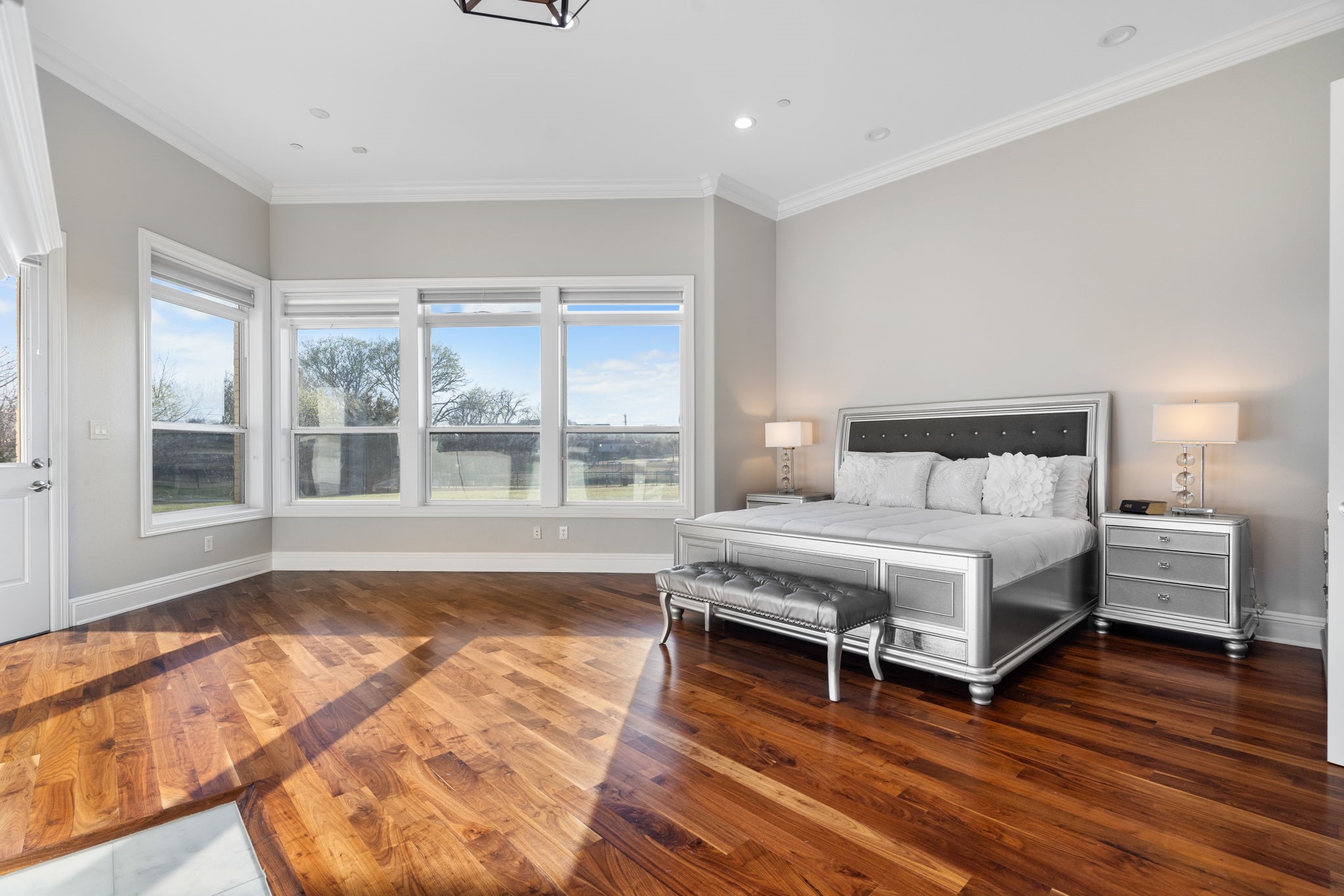 2561 Lakeview Court