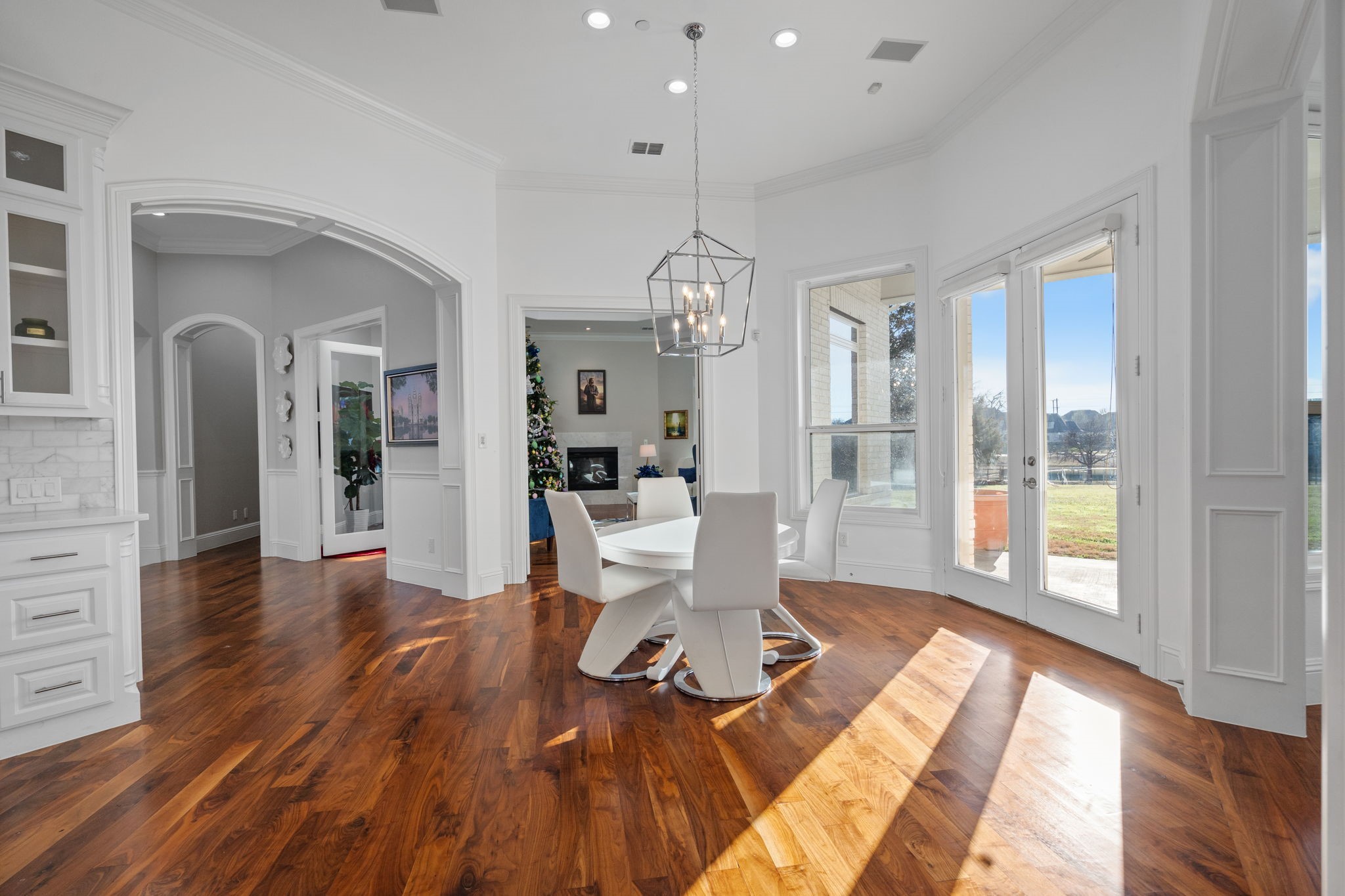 2561 Lakeview Court