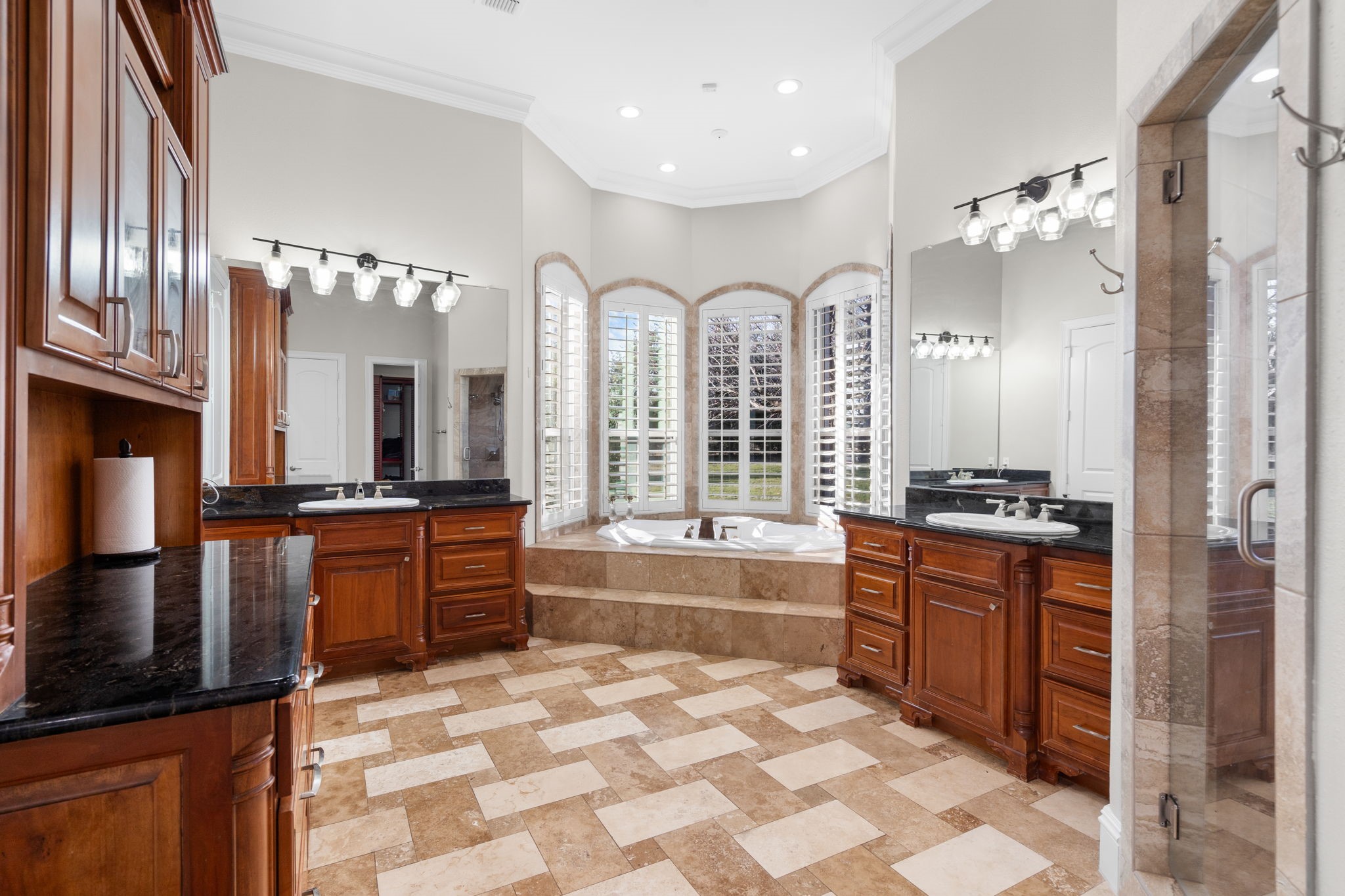2561 Lakeview Court