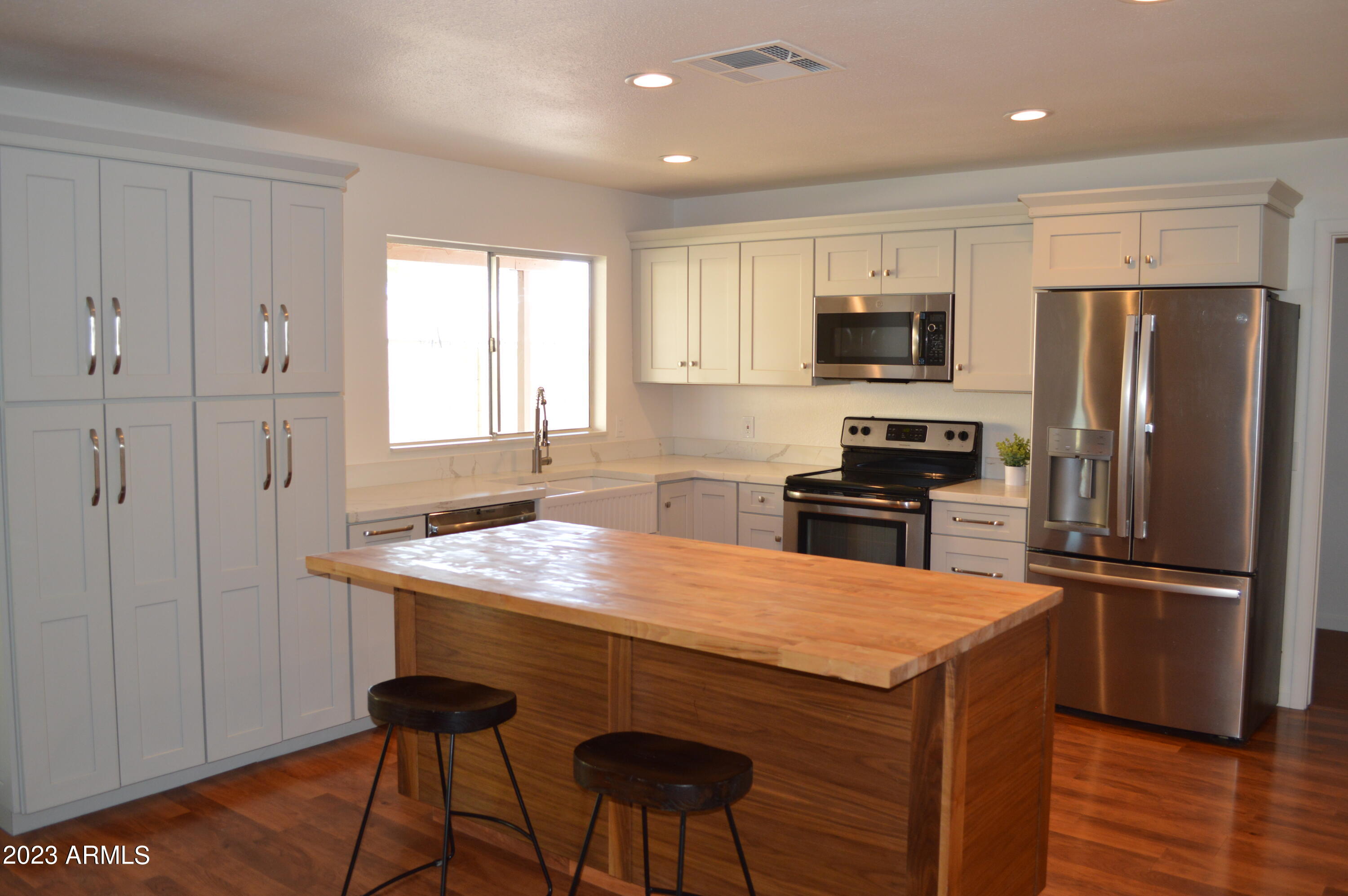 4969 W MICHELLE Drive