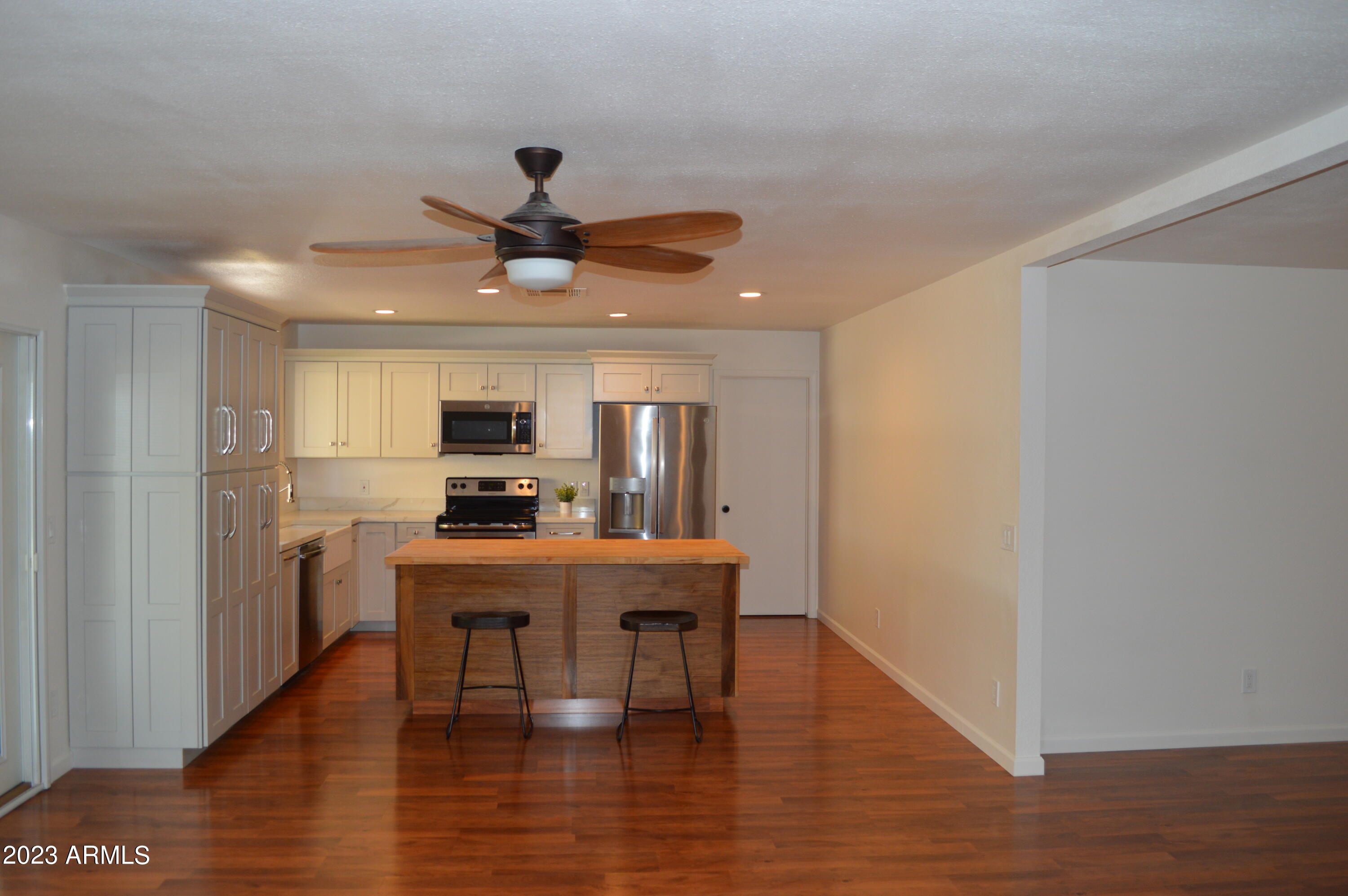 4969 W MICHELLE Drive