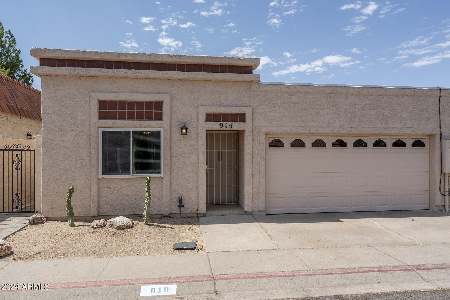 915 E CHARLESTON Avenue