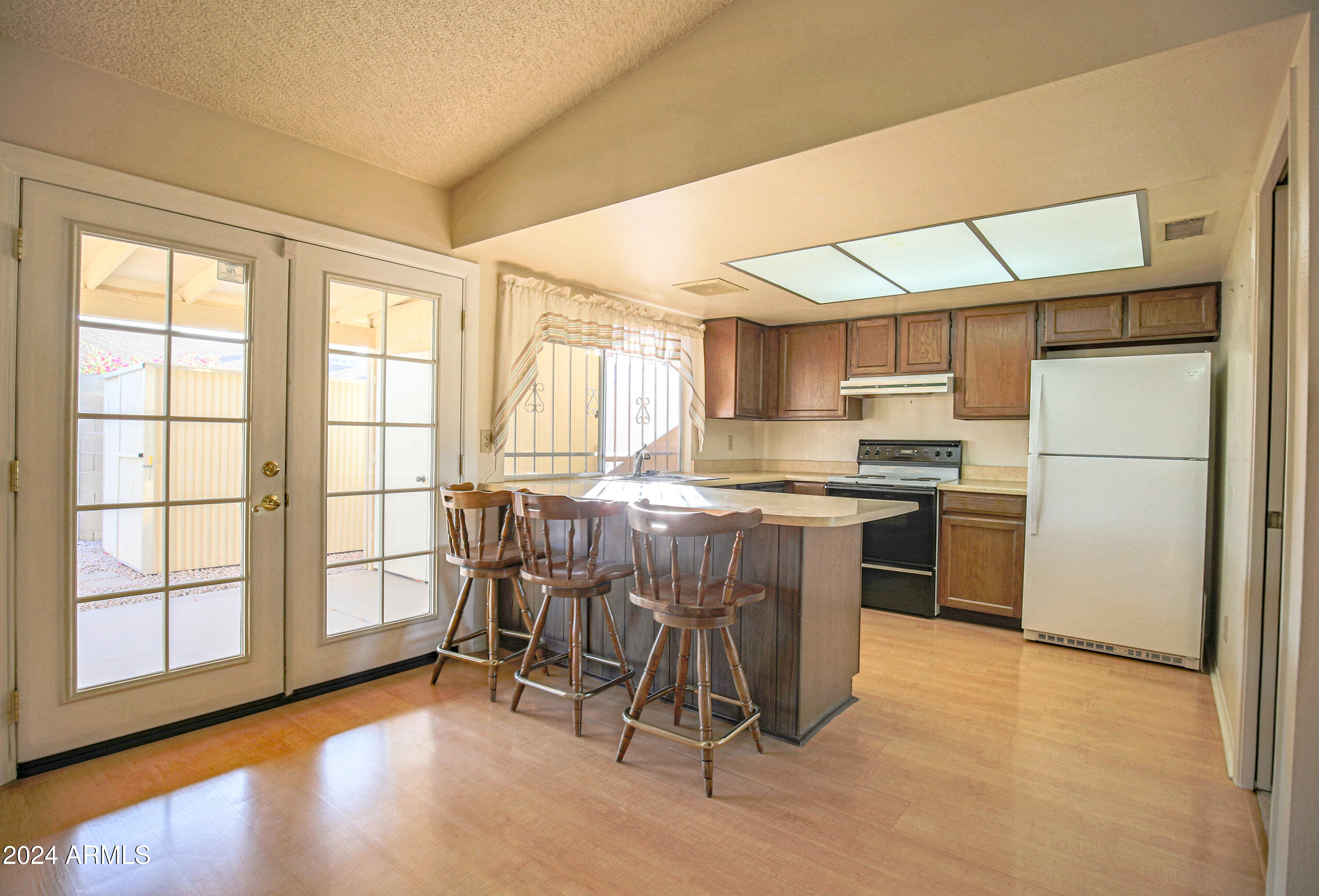 5203 W VOGEL Avenue