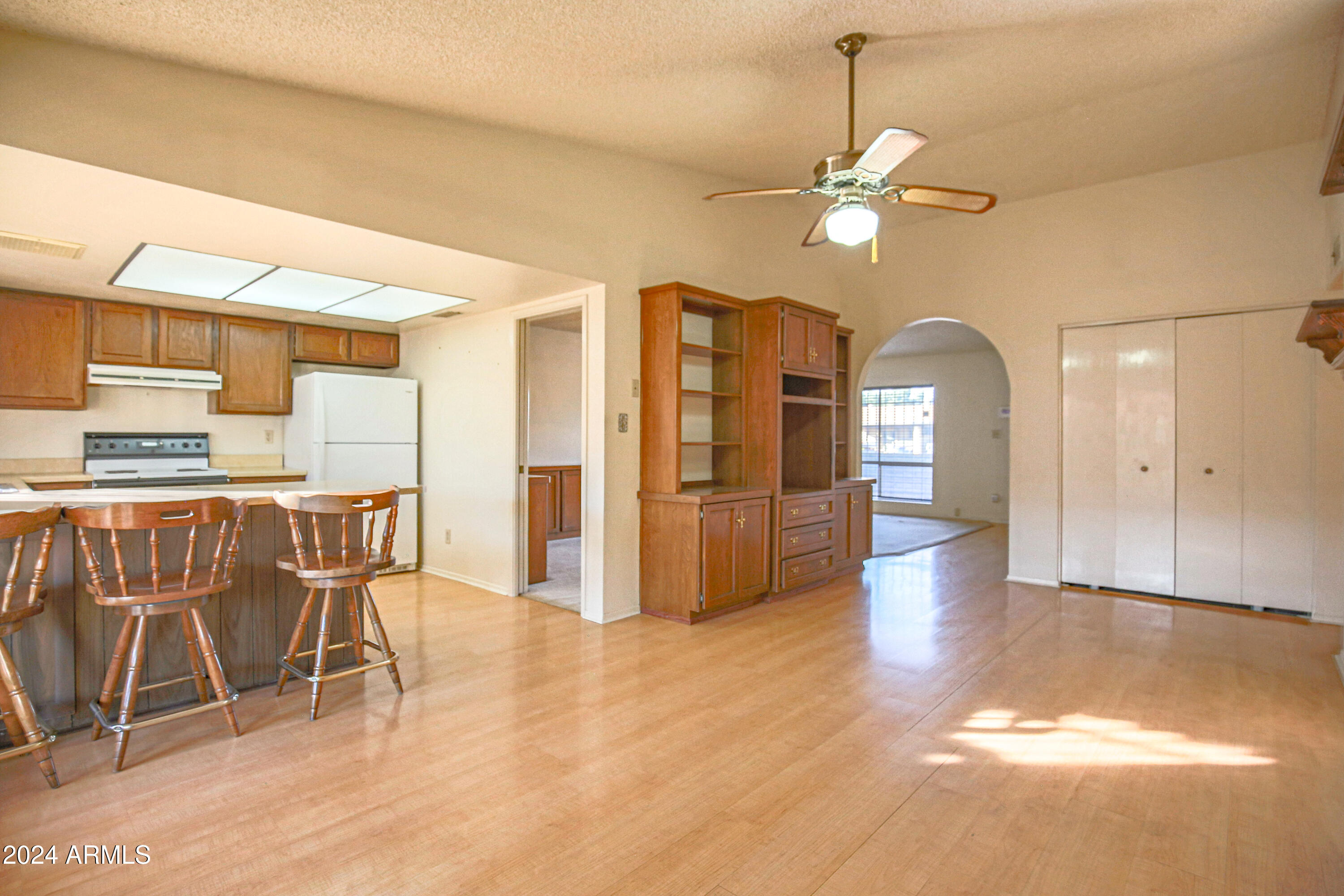 5203 W VOGEL Avenue