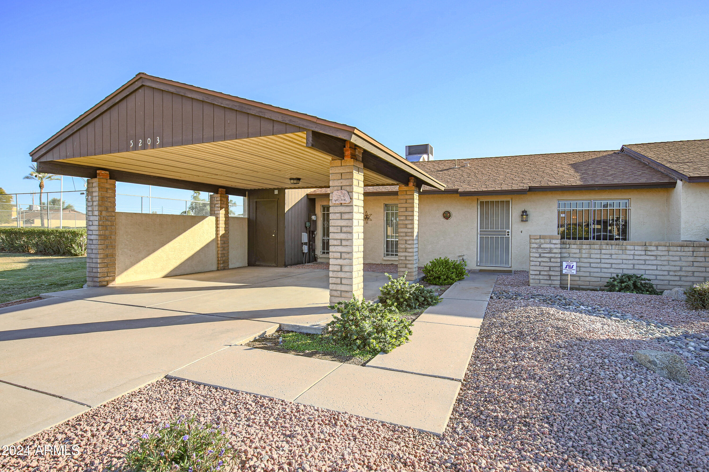 5203 W VOGEL Avenue