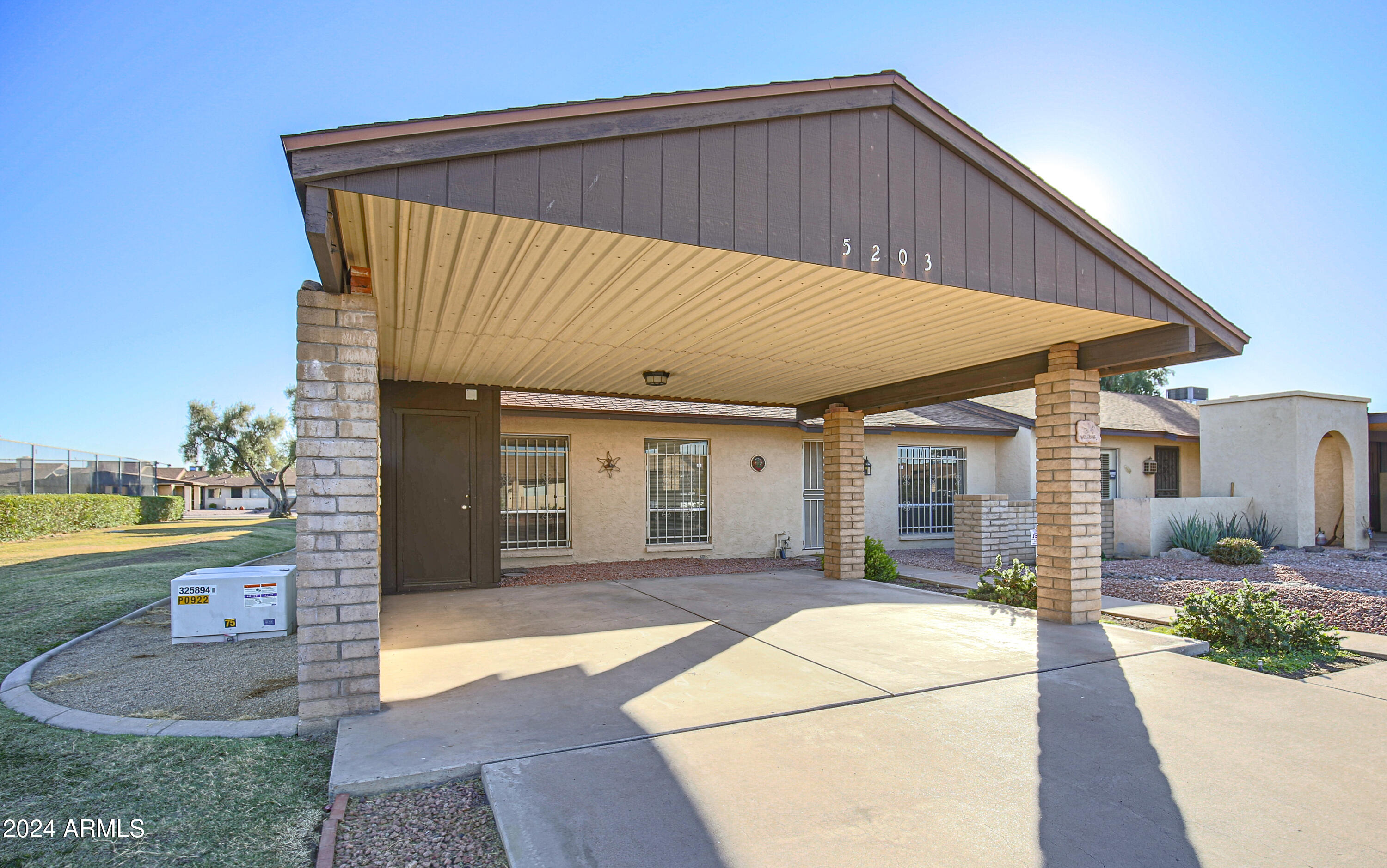 5203 W VOGEL Avenue
