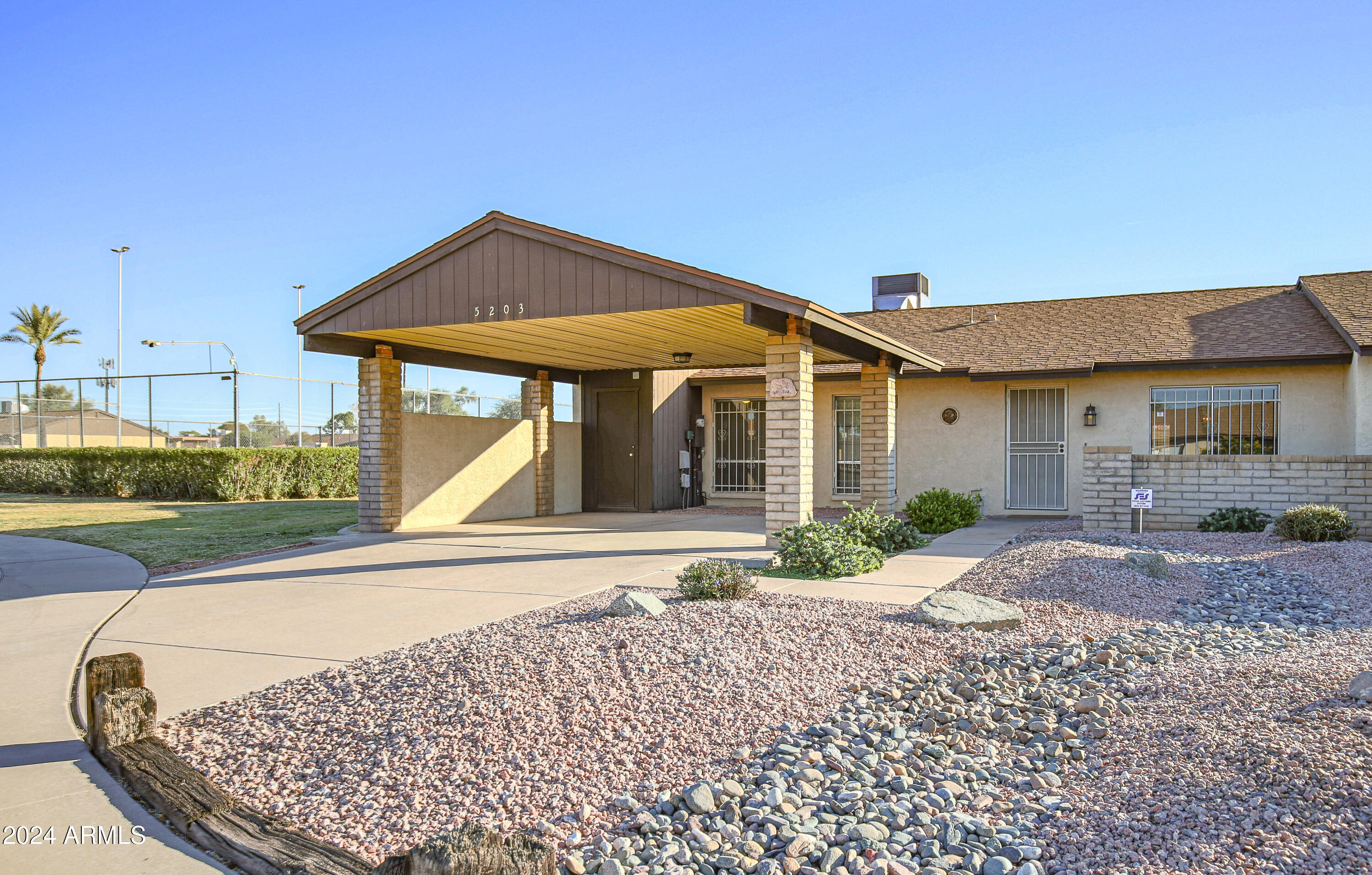 5203 W VOGEL Avenue