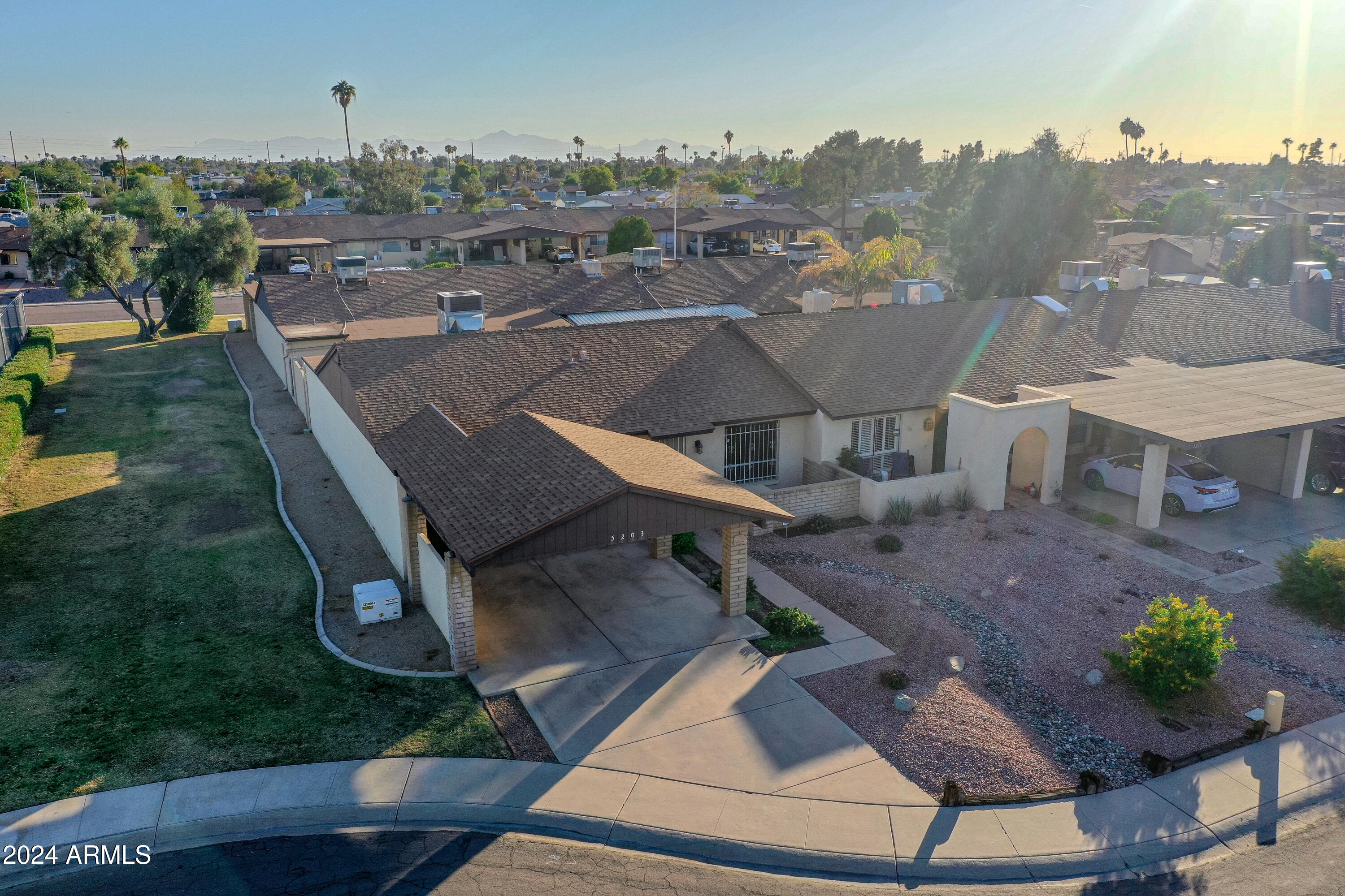 5203 W VOGEL Avenue