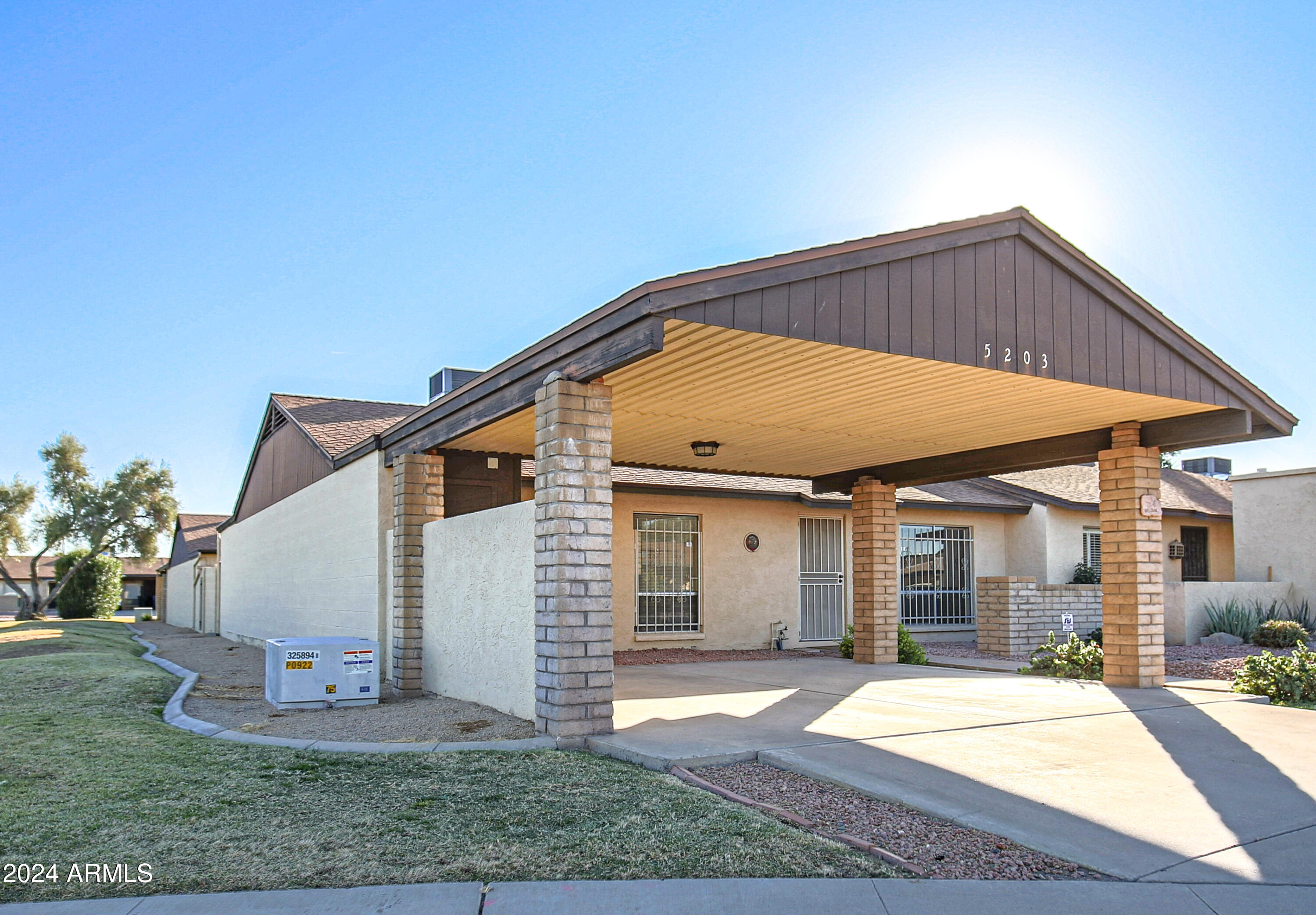 5203 W VOGEL Avenue