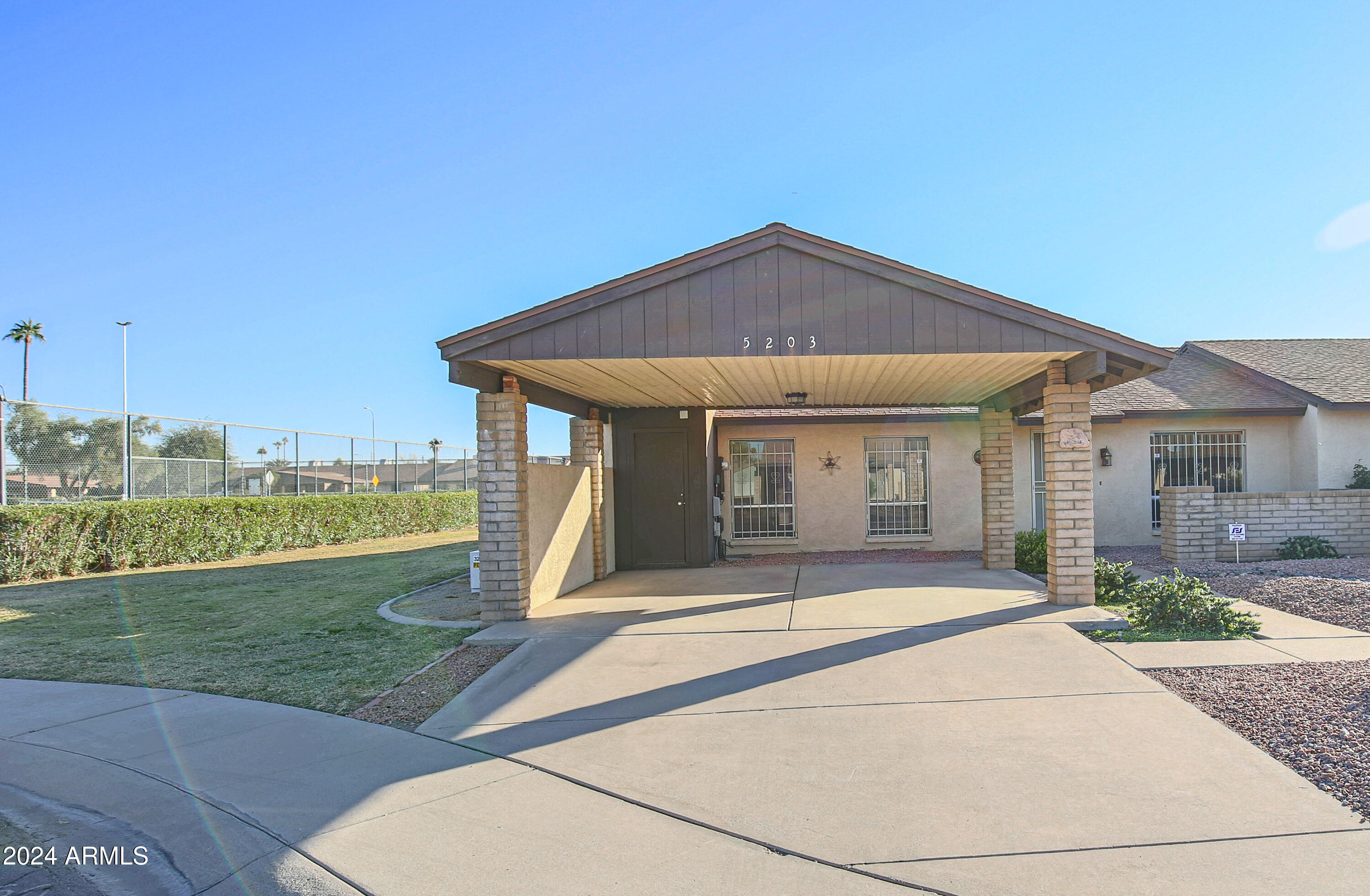 5203 W VOGEL Avenue