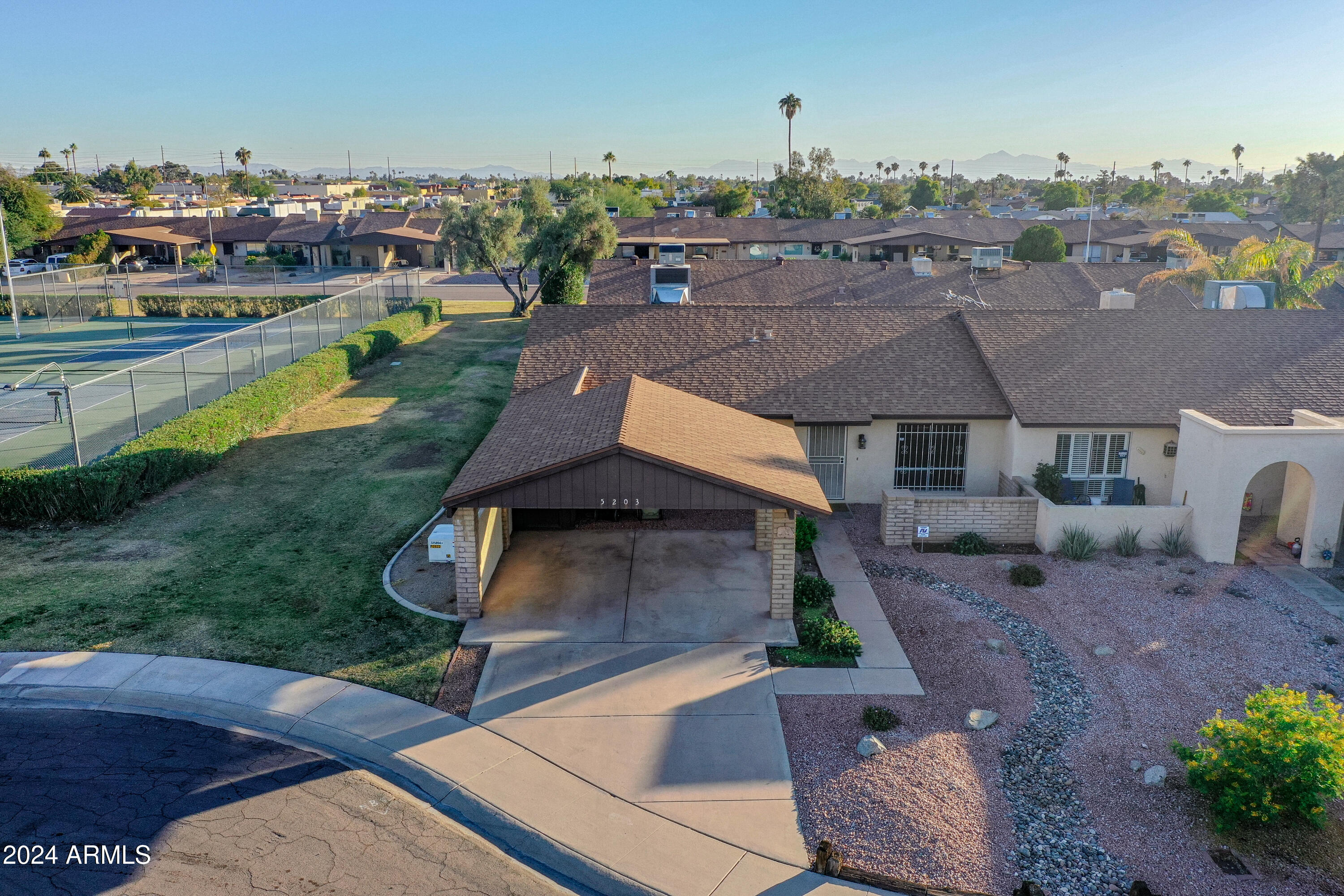 5203 W VOGEL Avenue