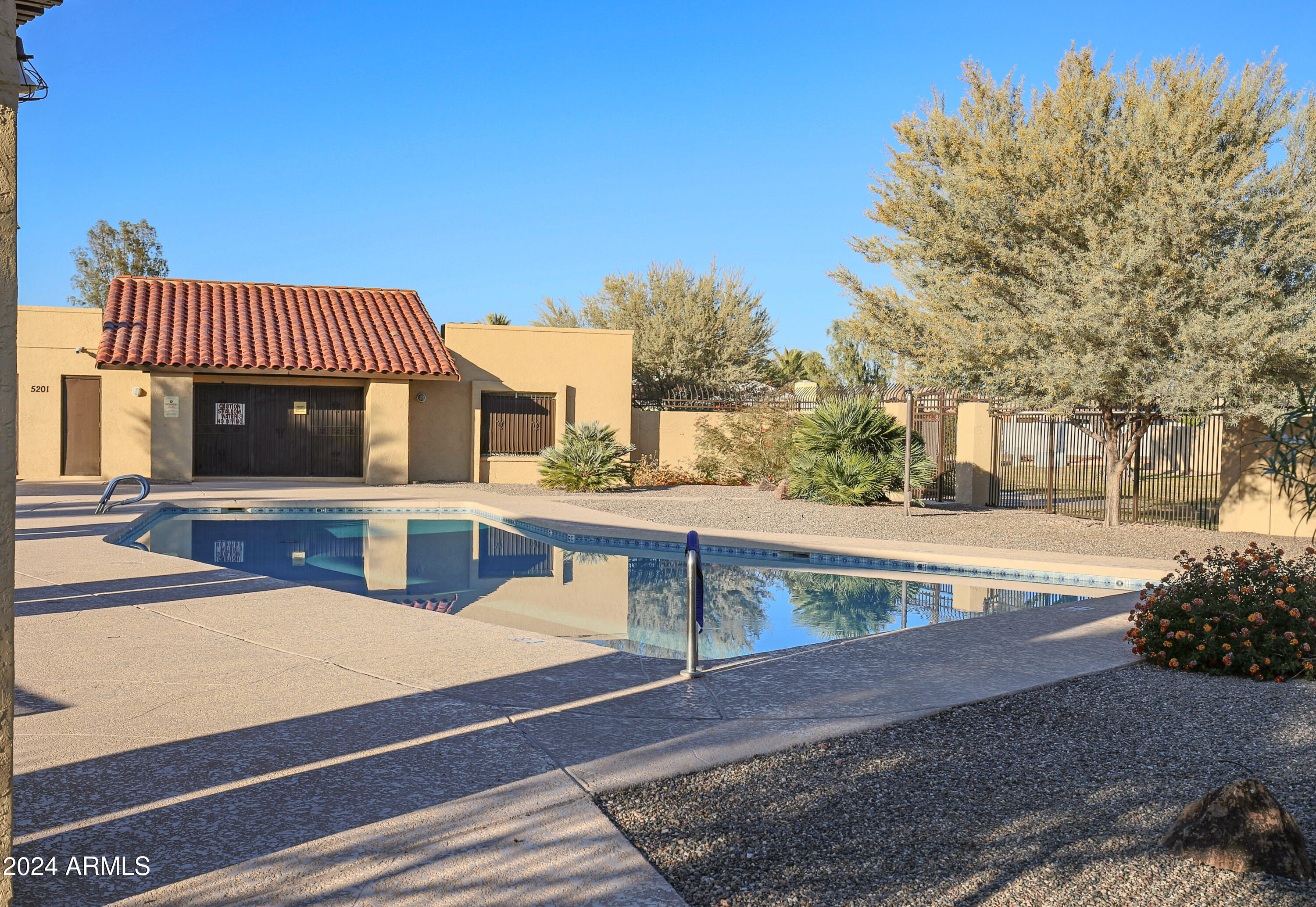 5203 W VOGEL Avenue
