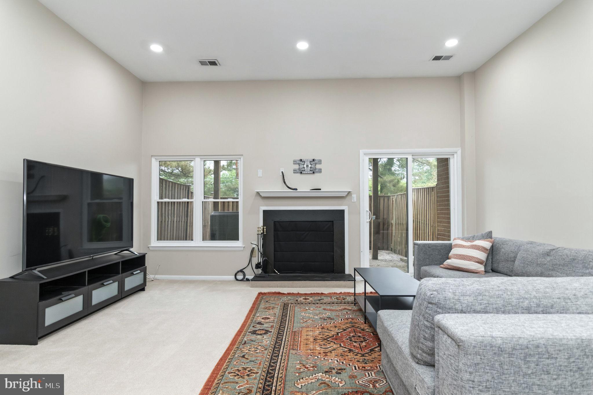 5304 KING CHARLES WAY