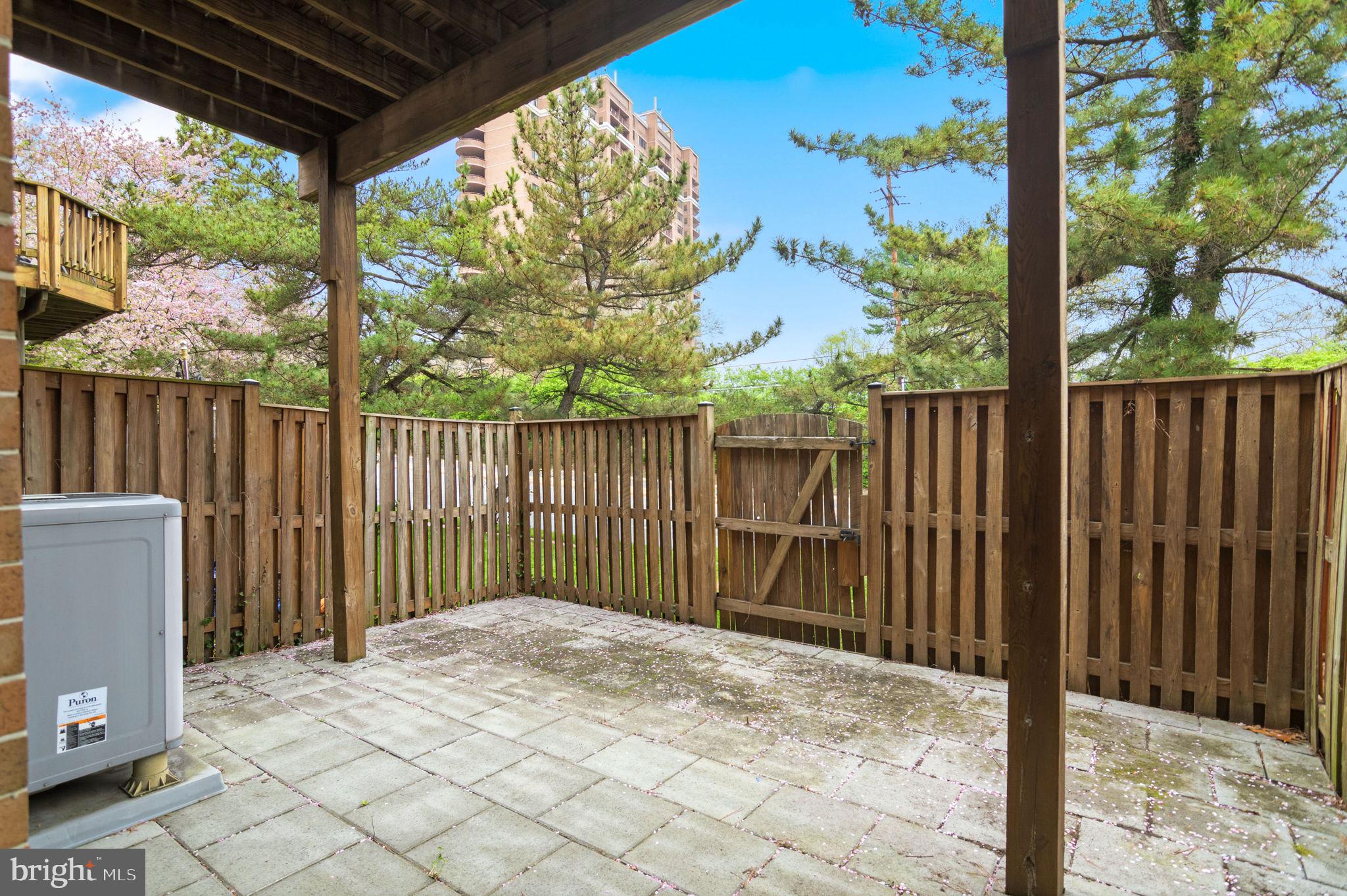 5304 KING CHARLES WAY