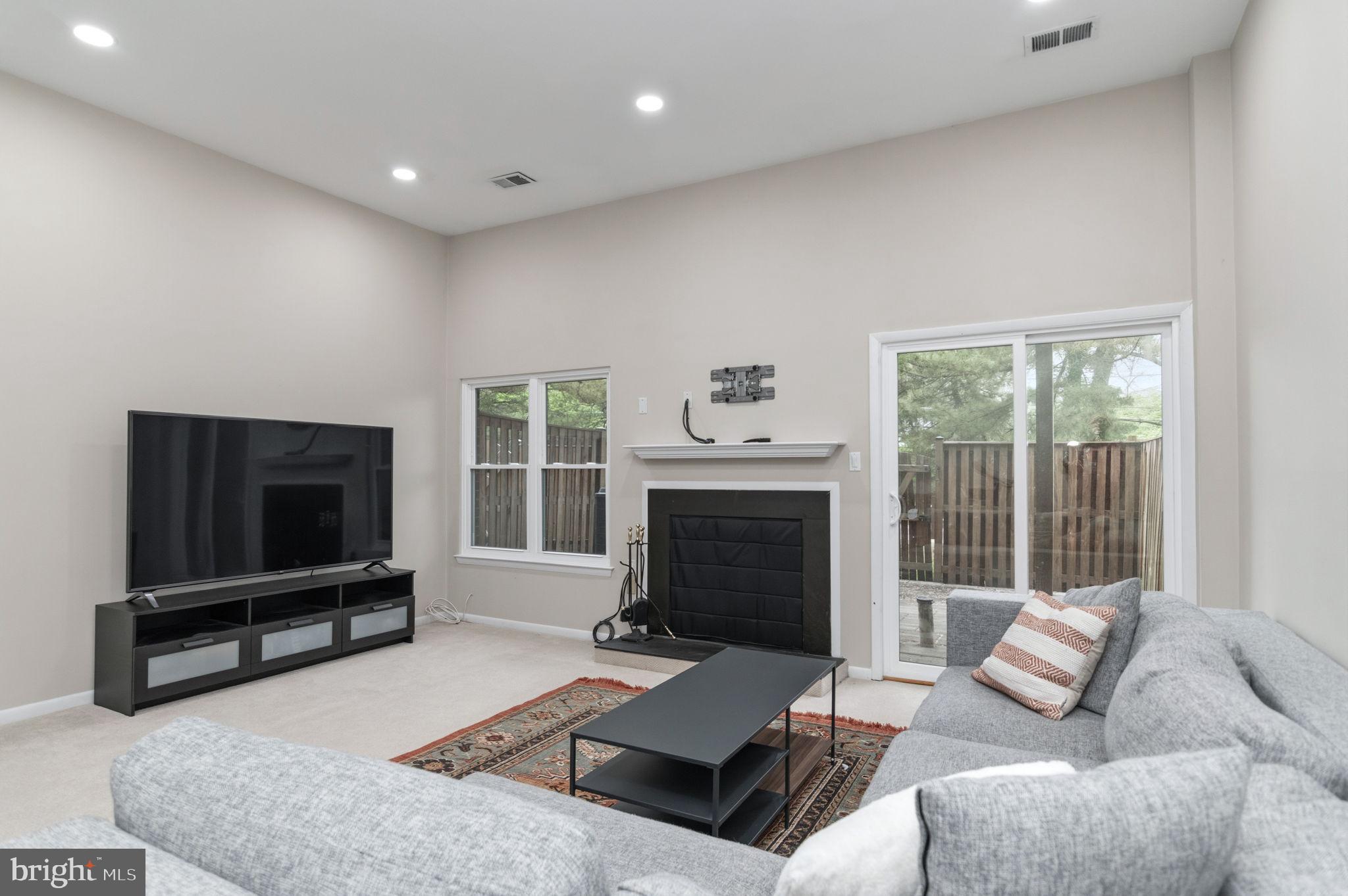 5304 KING CHARLES WAY