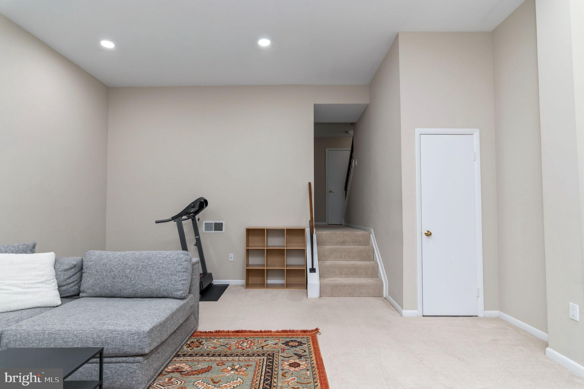 5304 KING CHARLES WAY