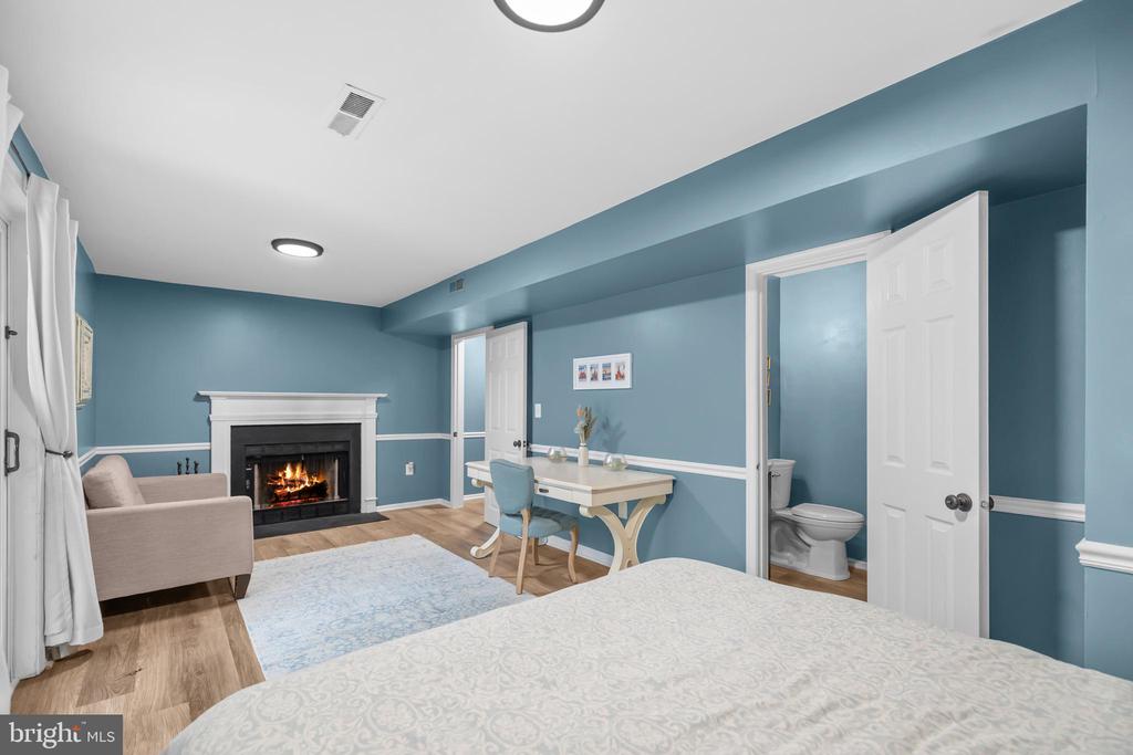 1100 SNEAD PLACE