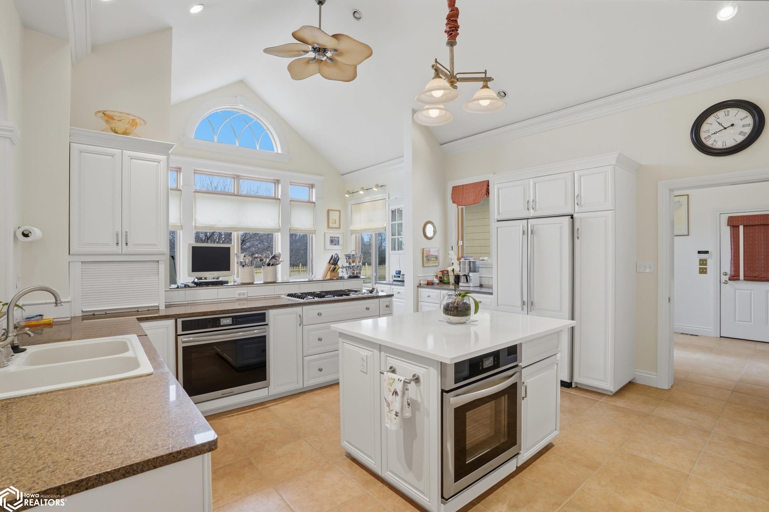 1105 Lakeview Drive