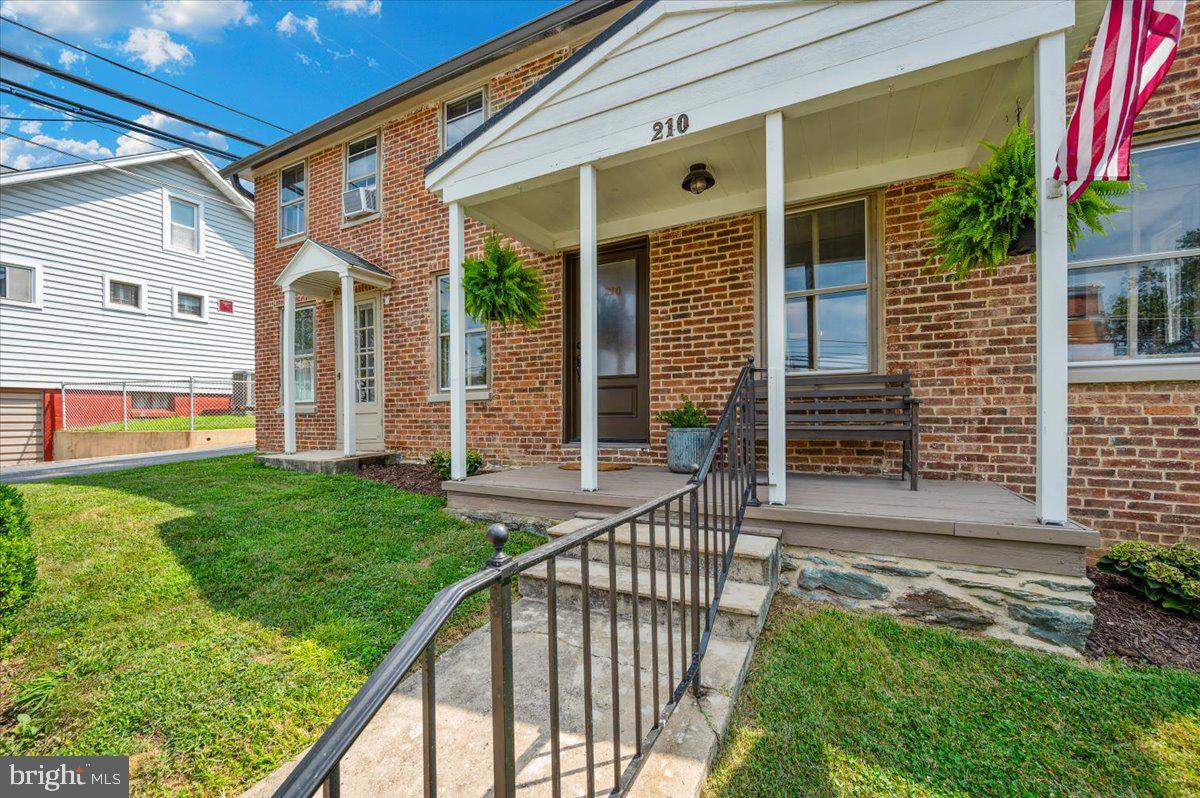 210 High St