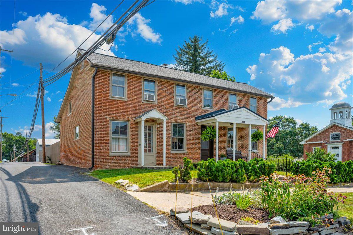 210 High St