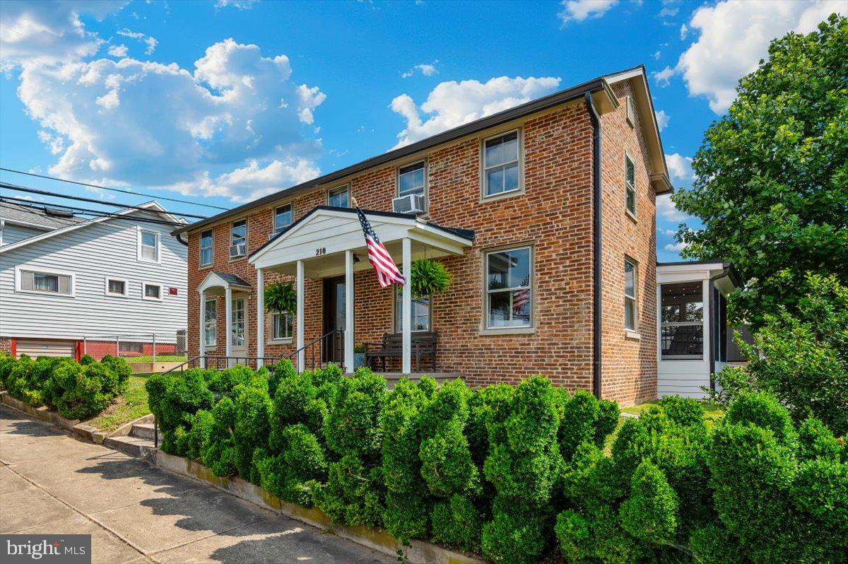 210 High St