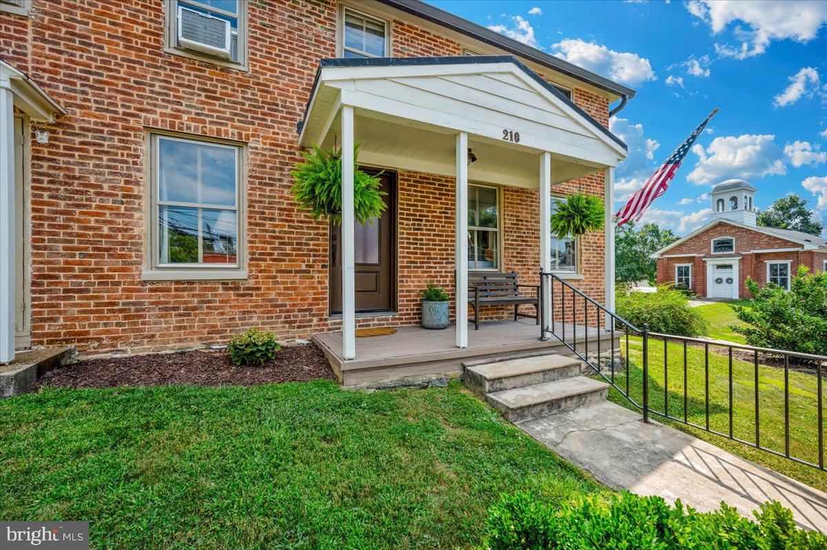 210 High St