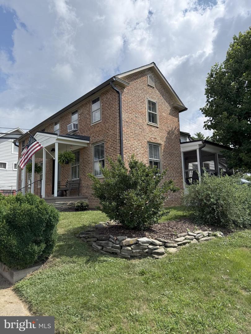 210 High St