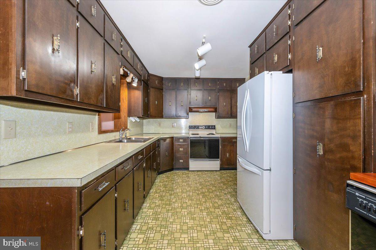3901 Shadywood Ct