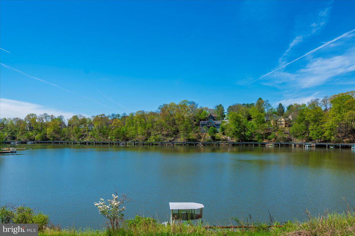 10742 LAKE EDGE COURT