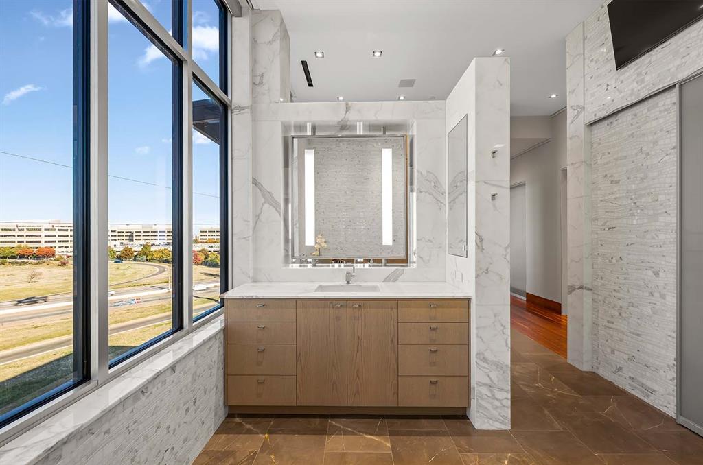 301 NE 4th Street Unit: PH